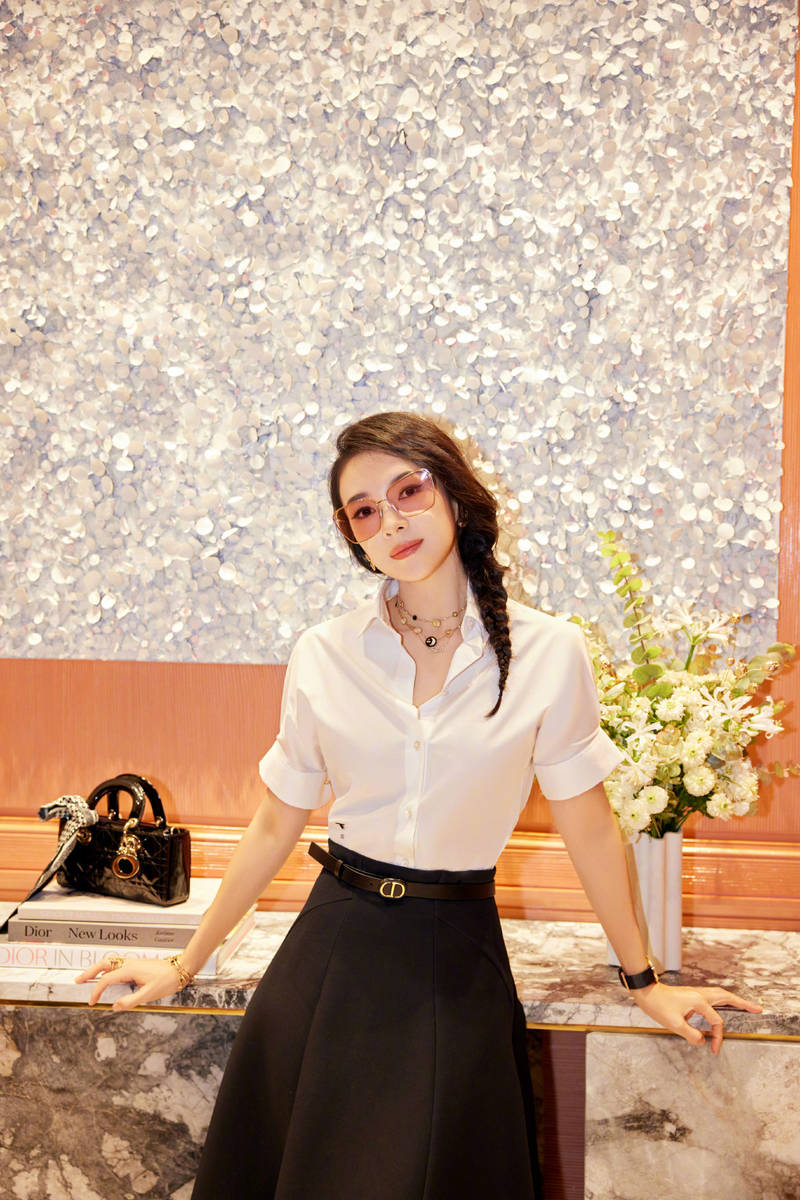 章子怡穿白衬衫半身裙优雅温柔,戴墨镜飒气十足