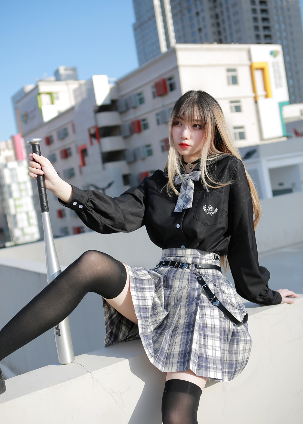 穿过膝"黑丝"的jk少女,拿着球棒耍帅,却被长腿吸引了我的注意