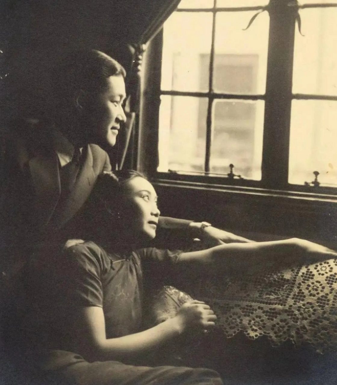 这是民国美女胡蝶与丈夫潘有声的一张合影.