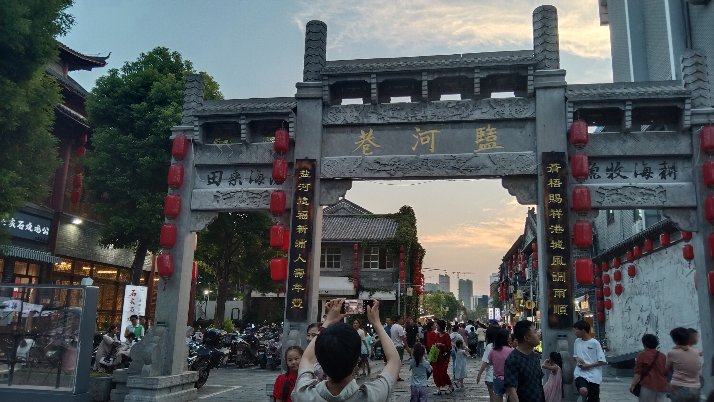 傍晚时分,来到连云港市盐河巷,感受这里的古香古色,美食纷呈.随着夜幕