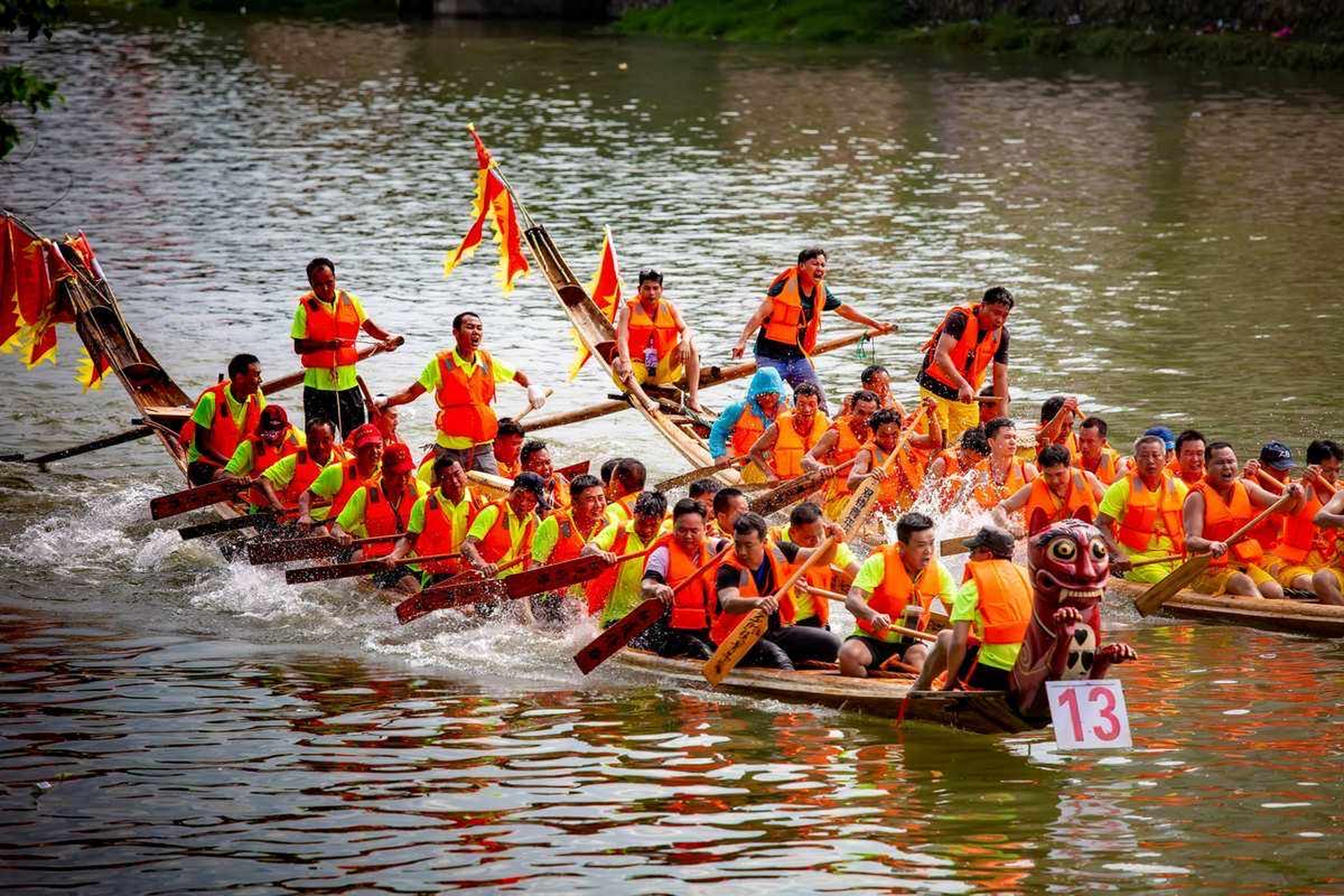 广东人为了划龙舟比赛,每年花费,不低于一辆奥迪a6,去赢取几万的奖金