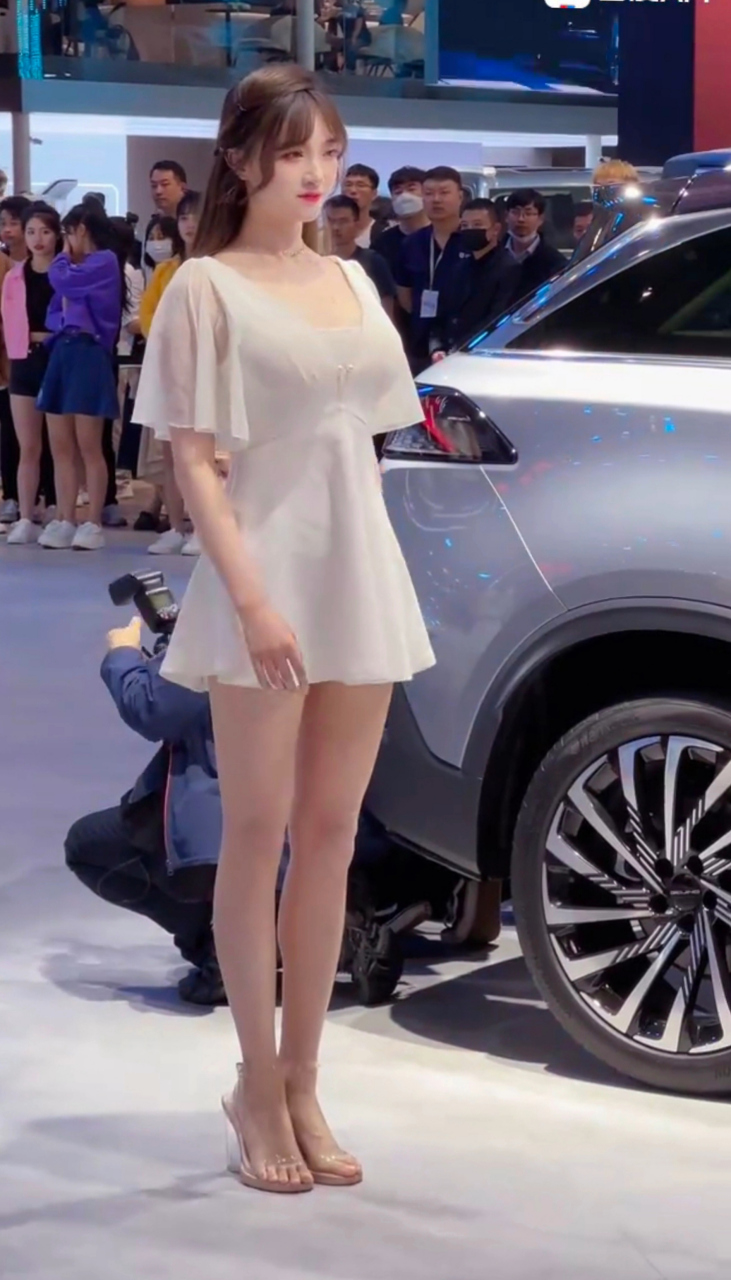 这样甜甜的车模比较少见.#养眼美女# #大长腿美女# #车模