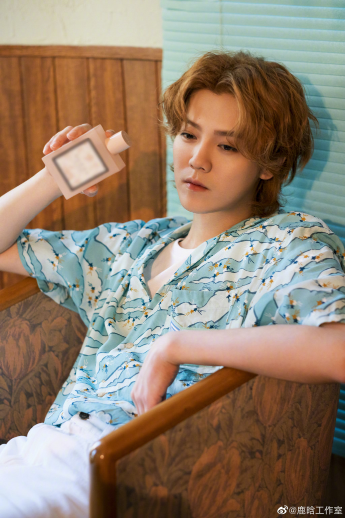 组图：鹿晗薄荷绿花衬衣七夕写真释出 卷发造型尽显复古清新第6张图片
