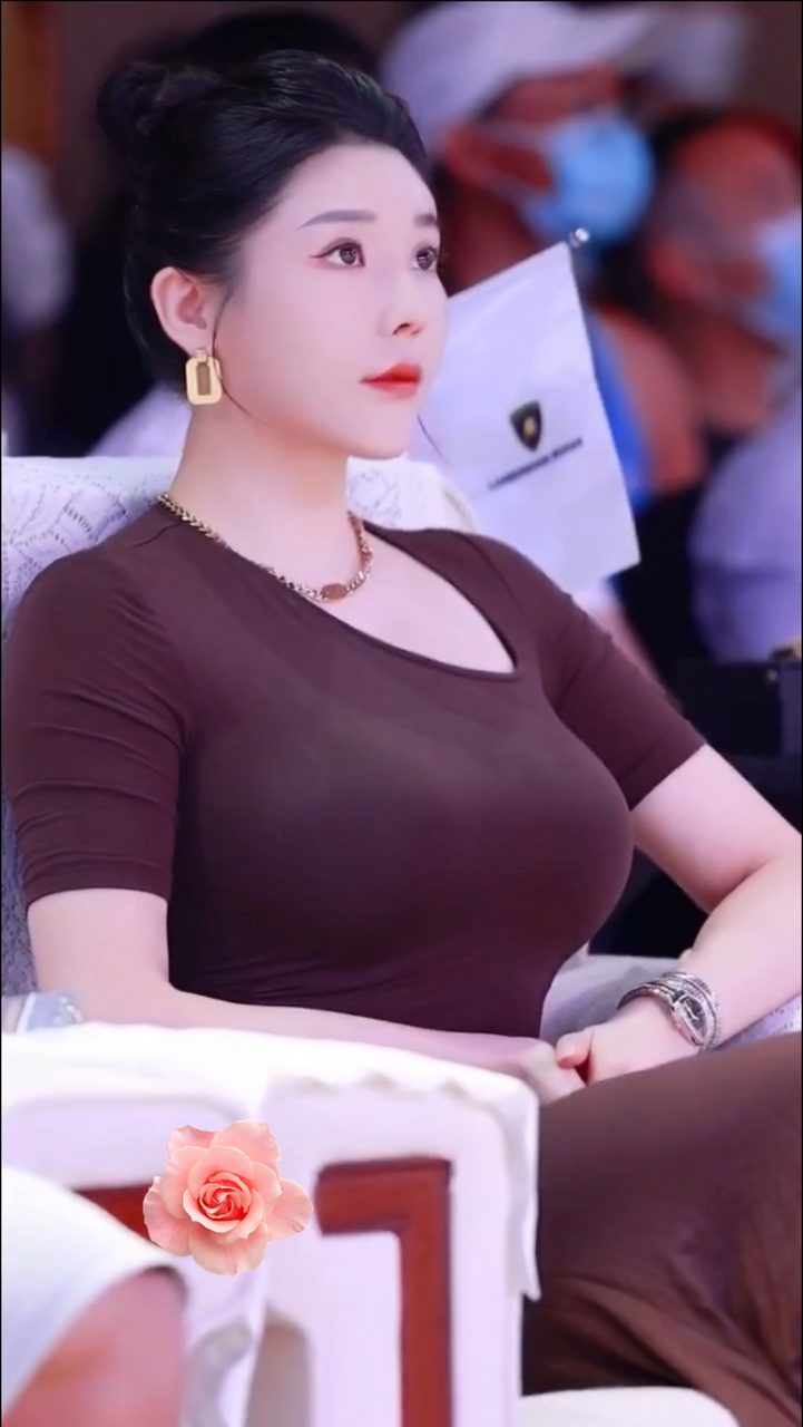 当了健身裁判的美女刘太阳,这颜值,这身材,这气质,那么的高雅.