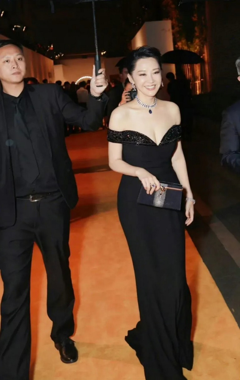 五十岁许晴终于找到自己的幸福?满面春光,和老外搂着腰,笑得十分幸福?