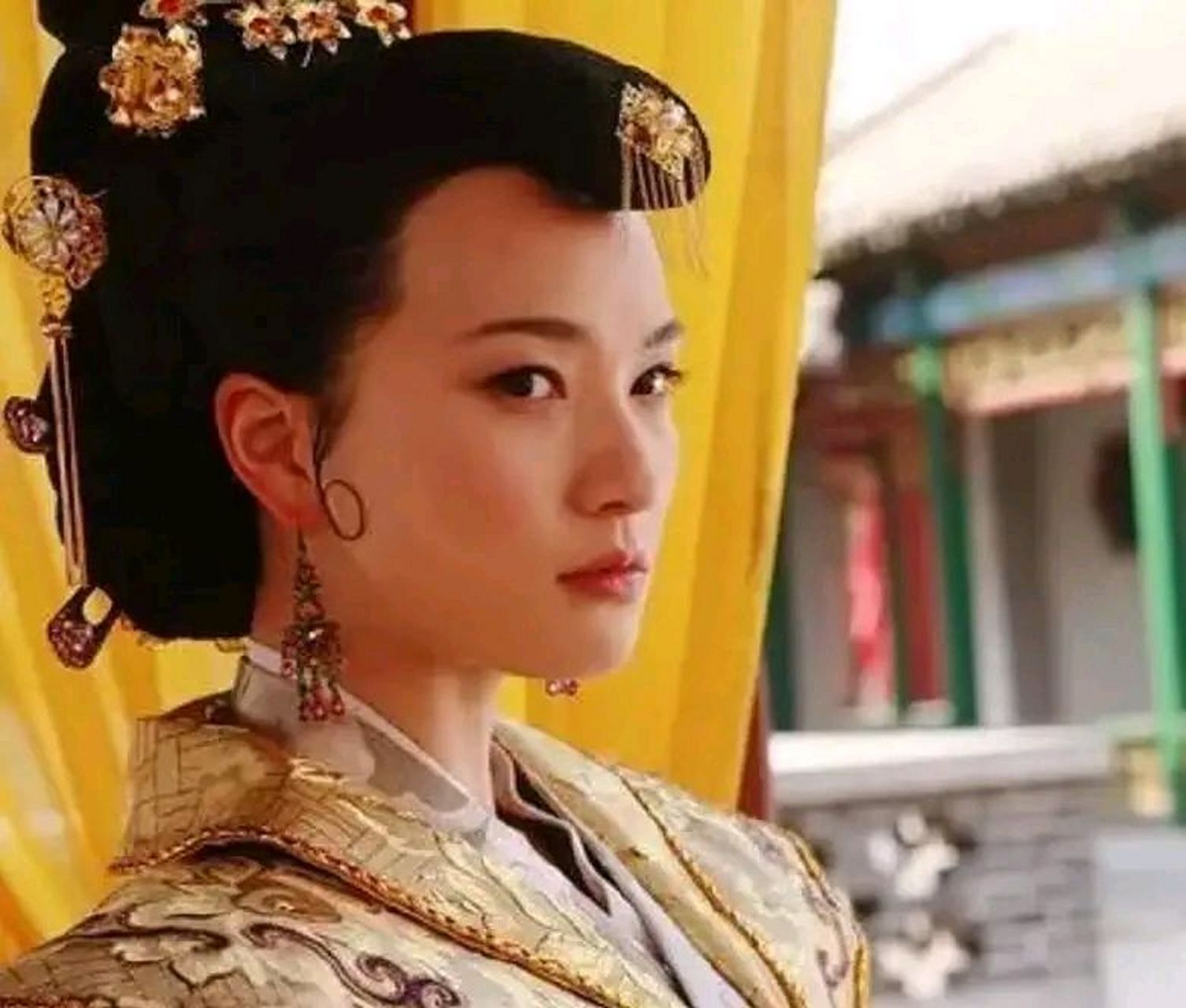"明英宗看着女人,冷漠地说道:"谁叫你是郕王生前最宠爱的女人?