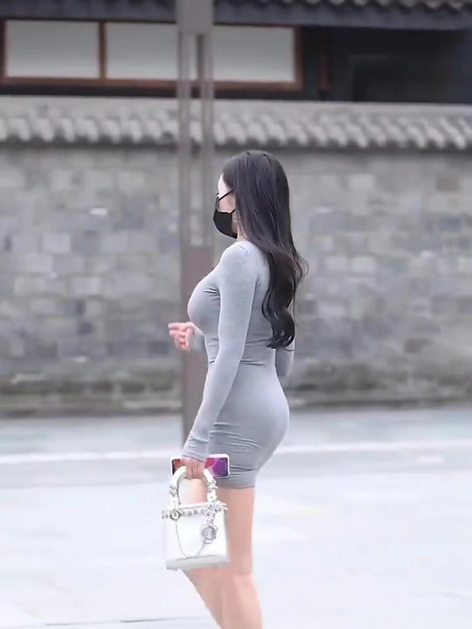 街拍背影,紧身包臀裙,前凸后翘的身材完美!