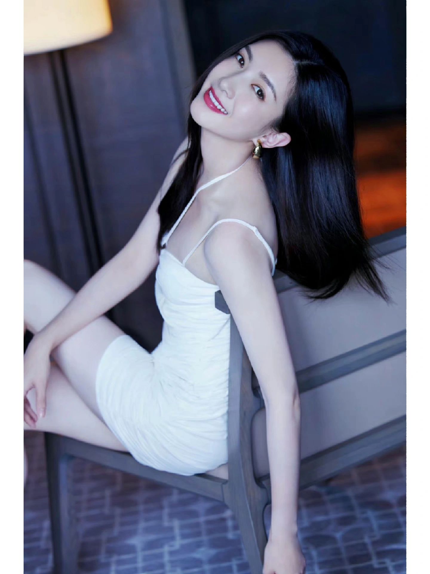 江疏影性感露背白色吊带裙:修身显瘦,褶皱紧身,展现优雅气质