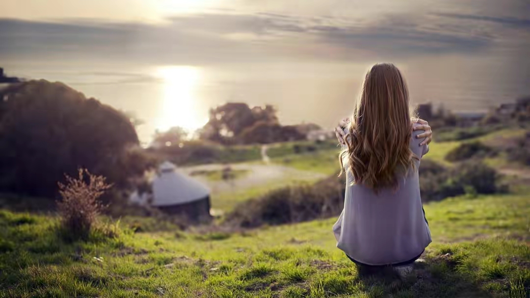 是不是那个躲起来独自疗伤的你