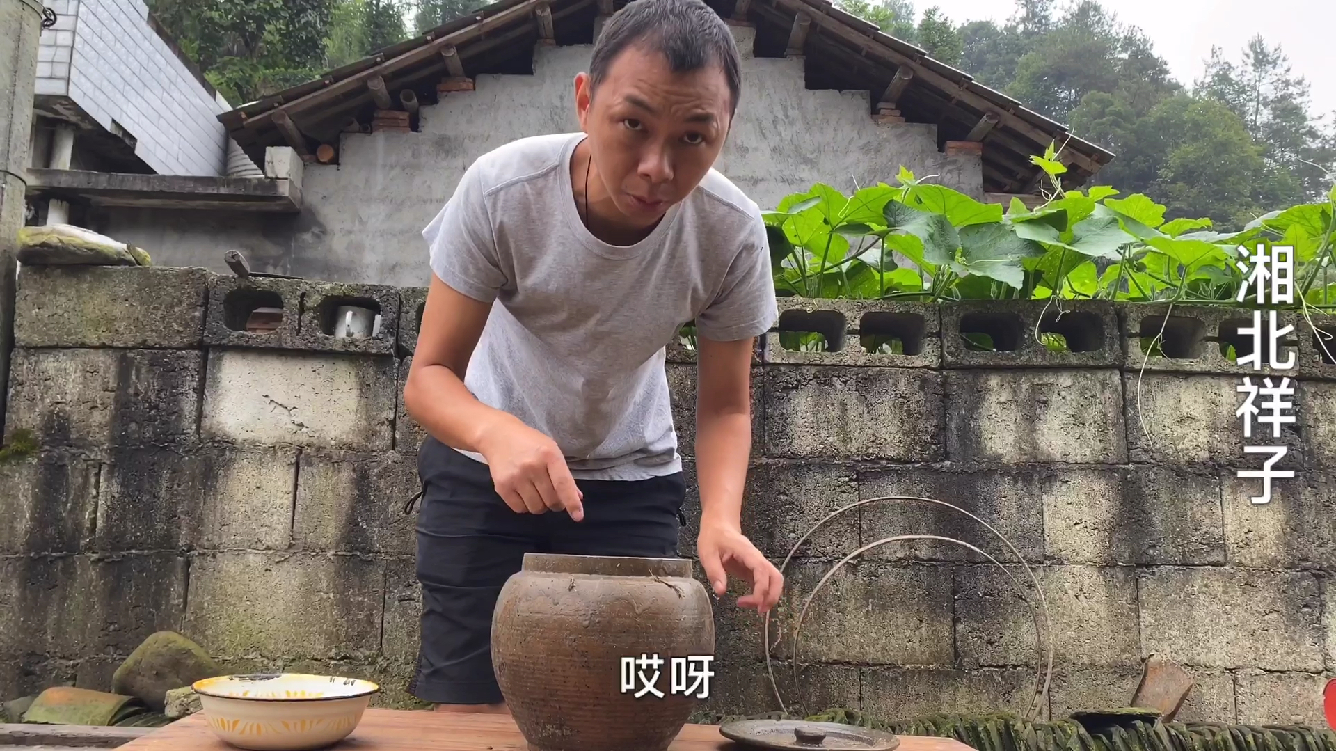 缸里泡了一年的咸鸭蛋,老妈差点忘记了,一股臭味煮熟还能吃?