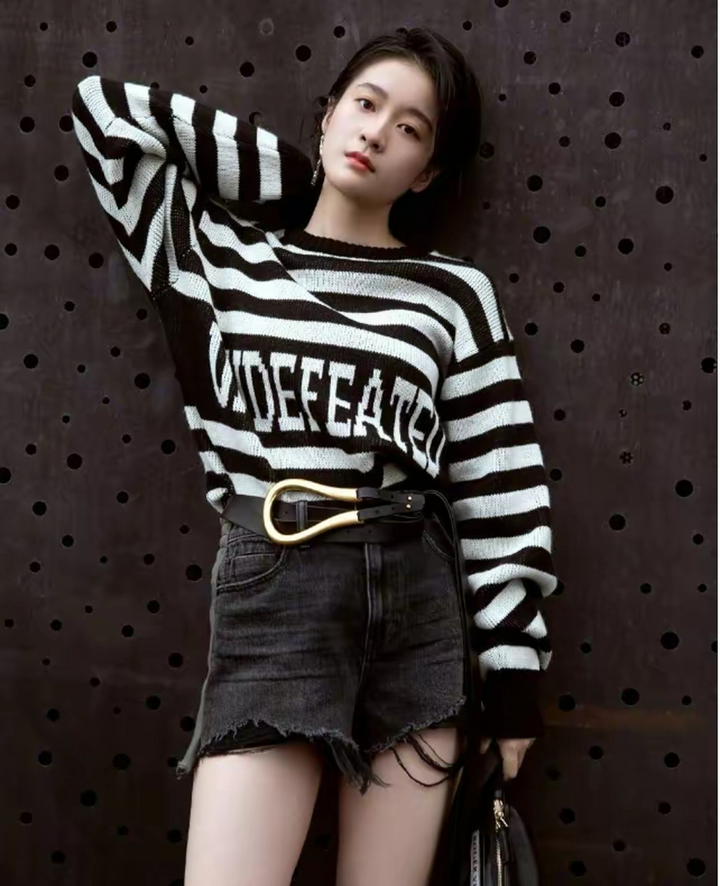 网友:张雪莹太美了,穿牛仔短裤秀美腿,傲娇的姿态让人刮目相看