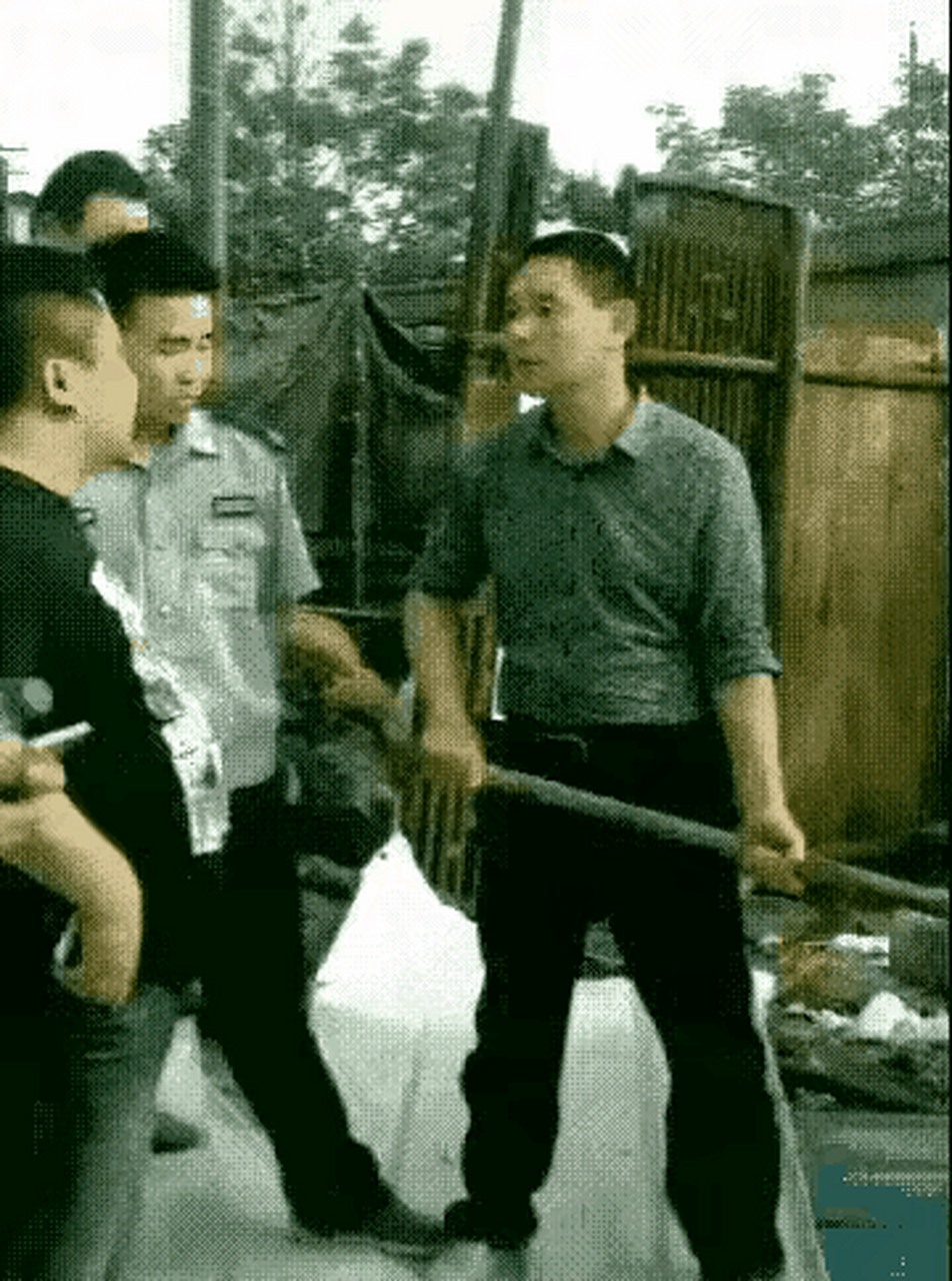 一拆迁队队长强拆民房,被一愣头青农民一铁锹砸向头部,躺进医院!