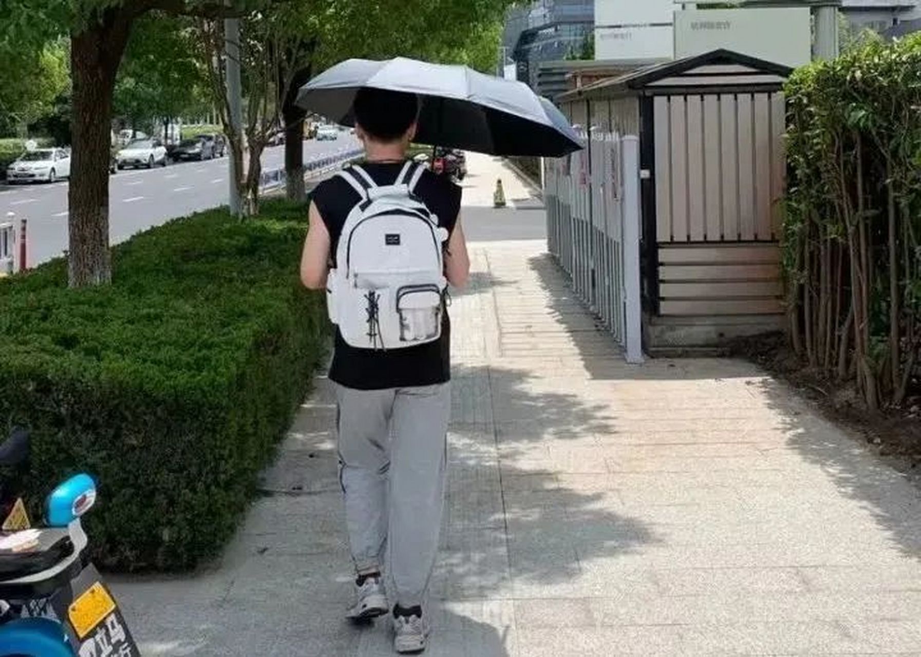 相信不少人发现,打伞已不再是女生的专利,许多男性也开始拿出遮阳伞