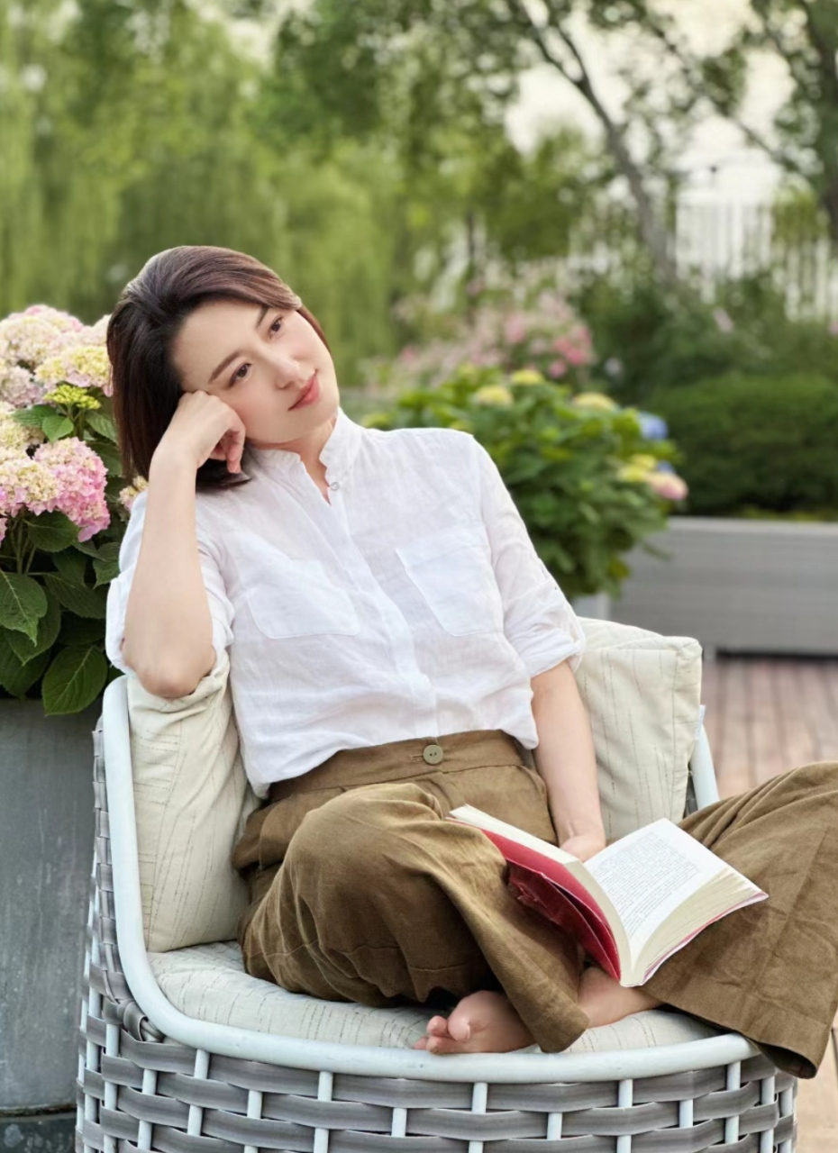张蕾坐在别墅院子里看书太安逸了,累了伸个懒腰舒适感十足,她的日常总