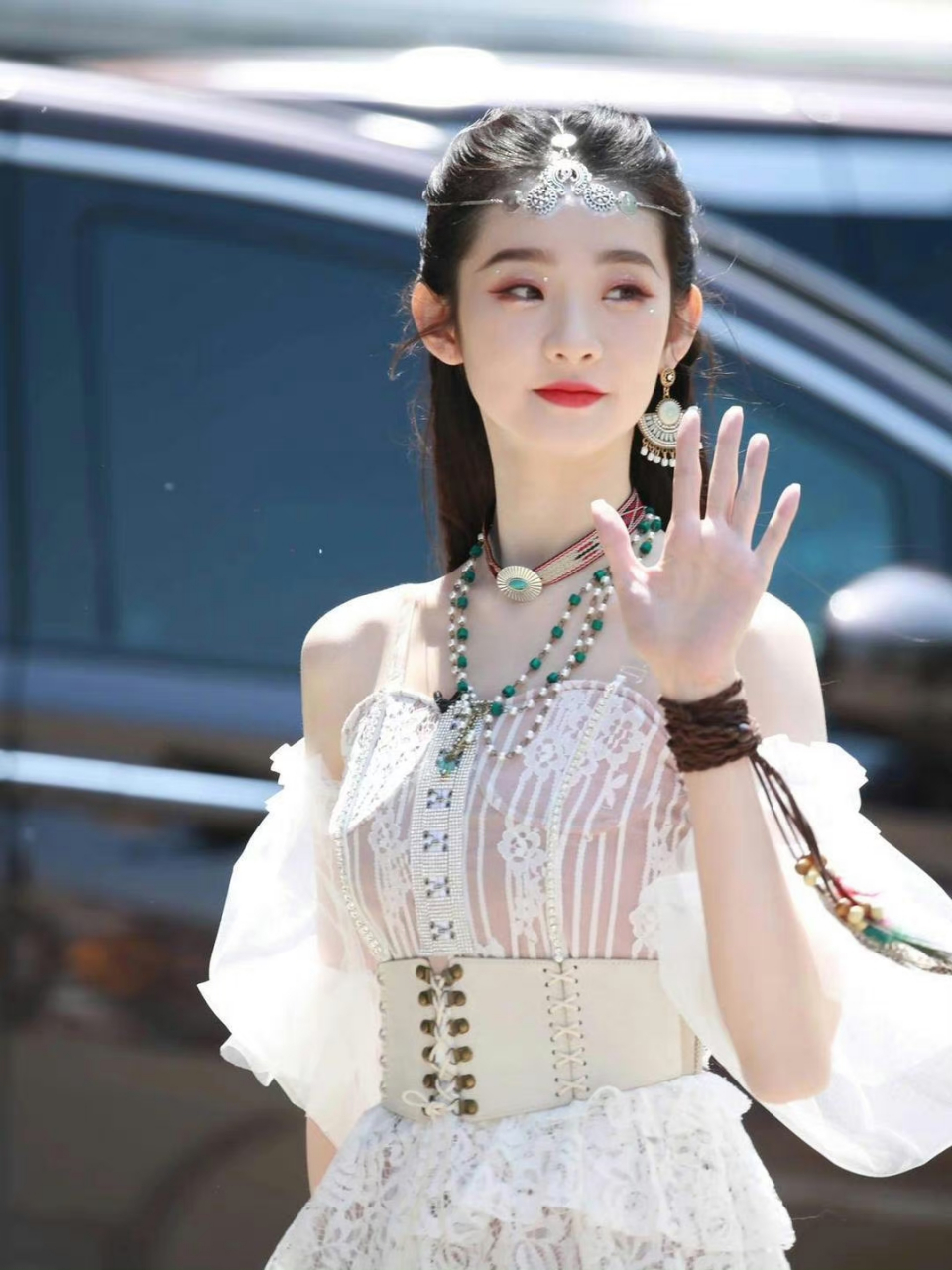 张艺凡透视纱裙白嫩身体性感