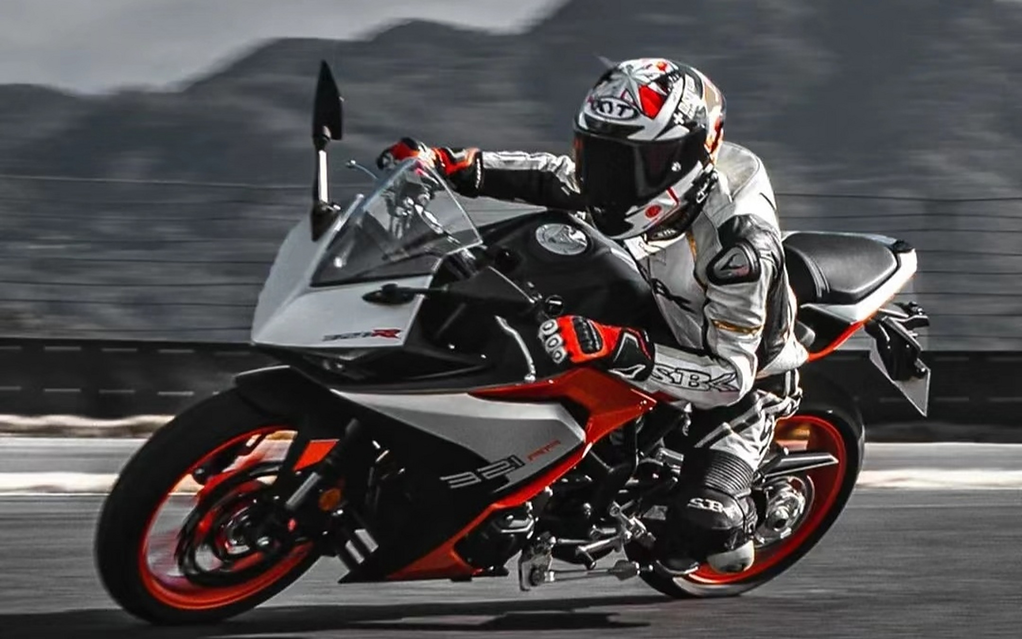 大排量摩托车凯越321rr  售价:25980-26980rmb 车型:运动跑车 排量