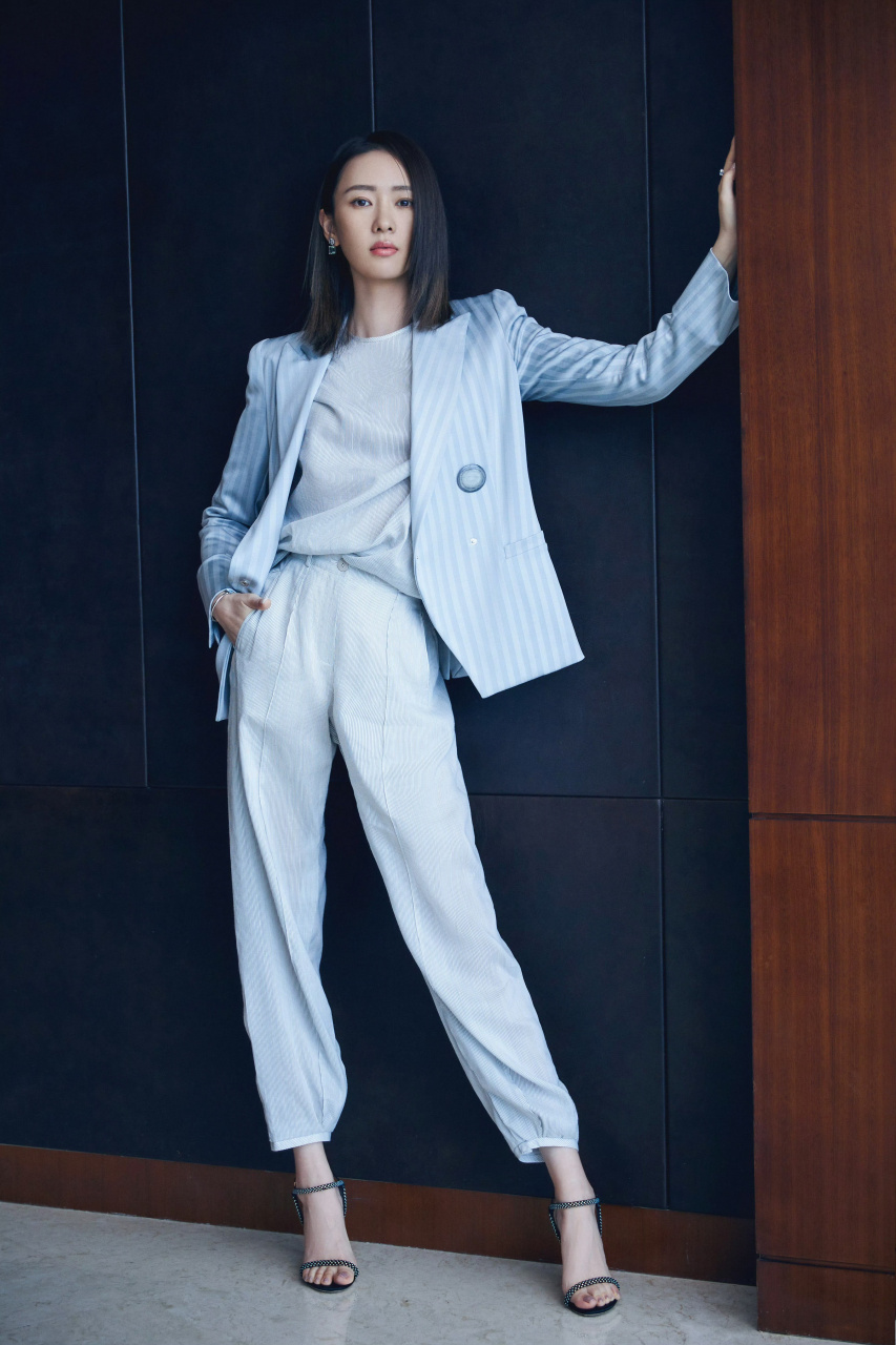 演员童瑶凉鞋美脚照,2021年,童瑶凭借《三十而已》中顾佳一角获得第27