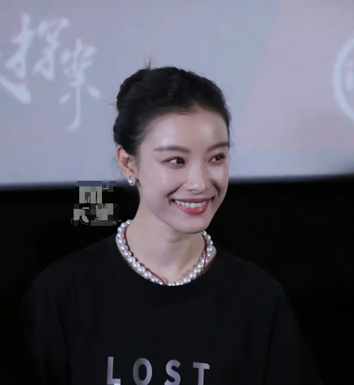 她超爱  那咱就来借鉴一下倪妮珍珠项链的搭配思路吧  16615大颗