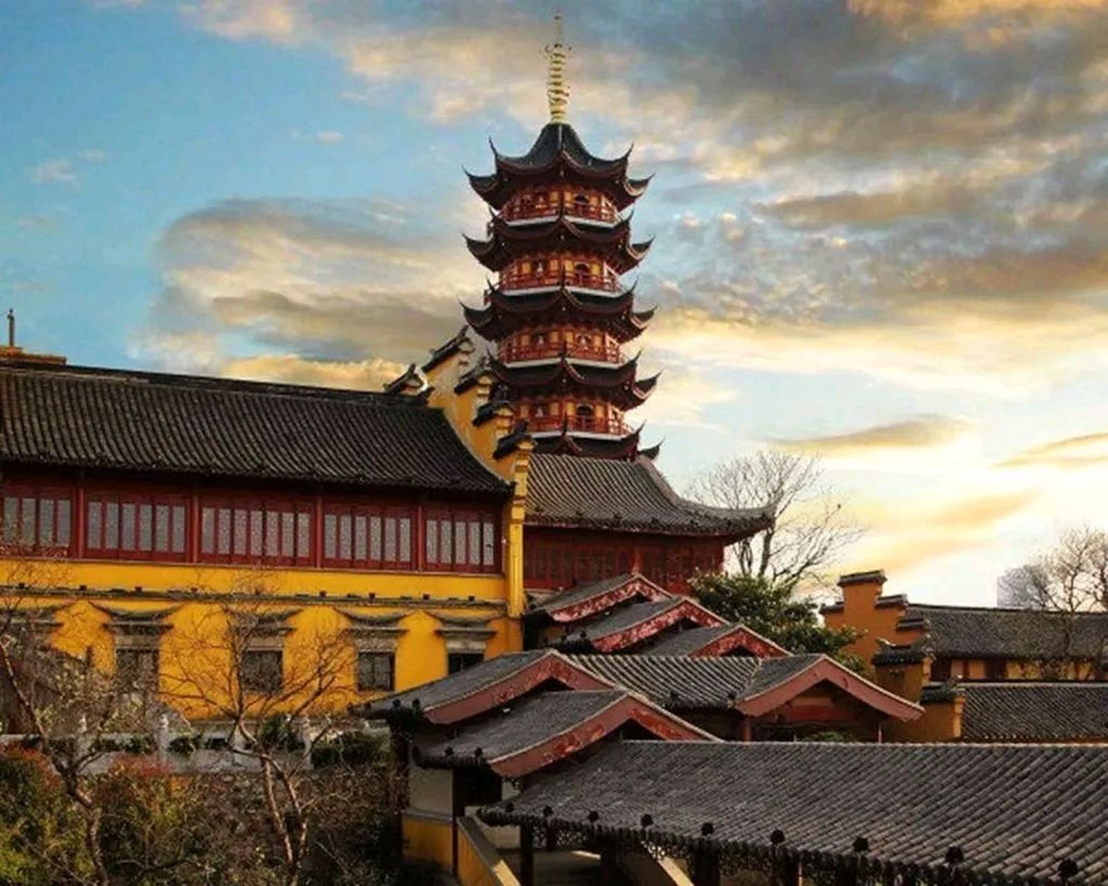 公元413年,高僧鸠摩罗什圆寂,火化后舌头化成了舍利子.