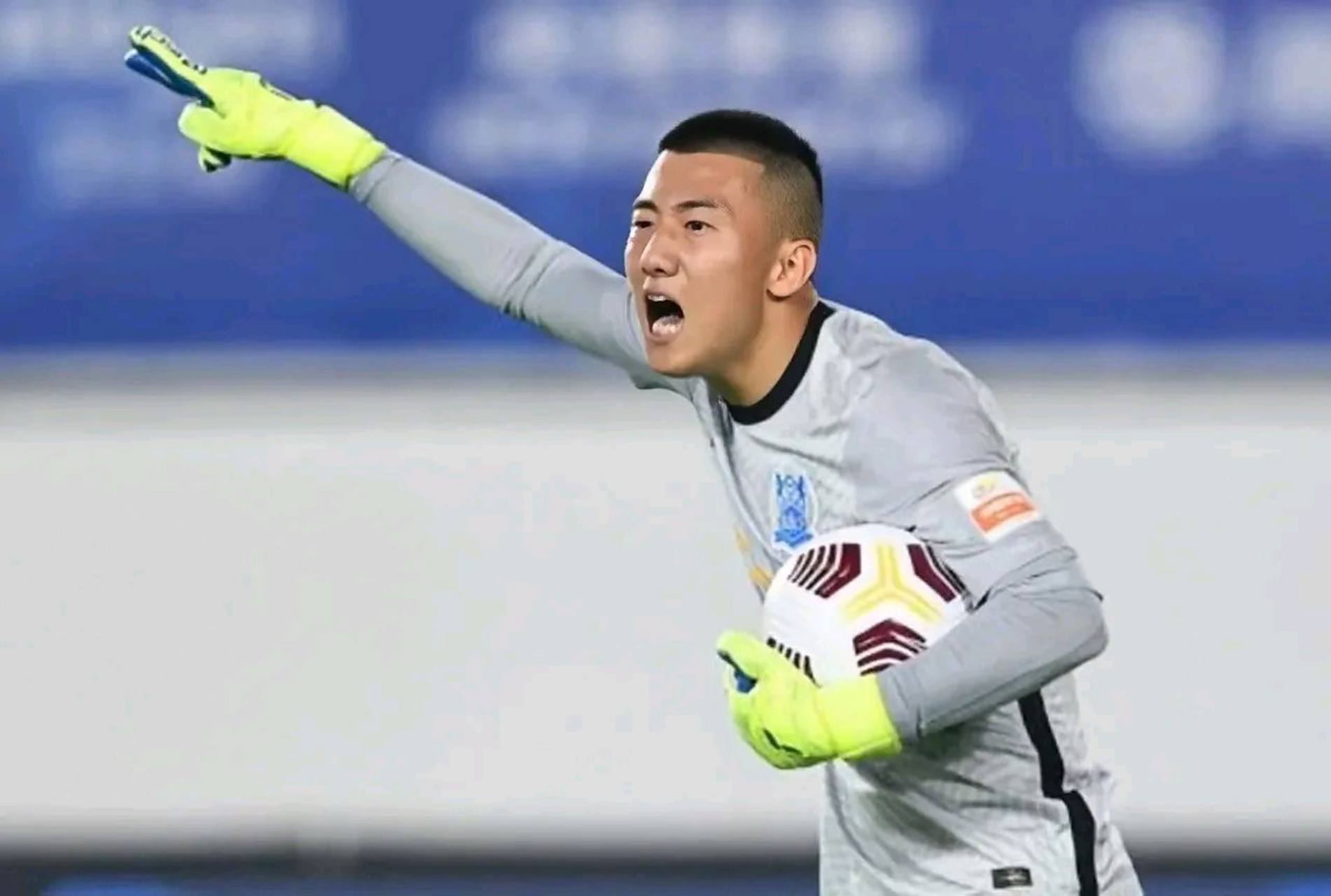 京鲁大战上半场尾声阶段,山东泰山获得一粒点球,北京门将韩佳琪跟