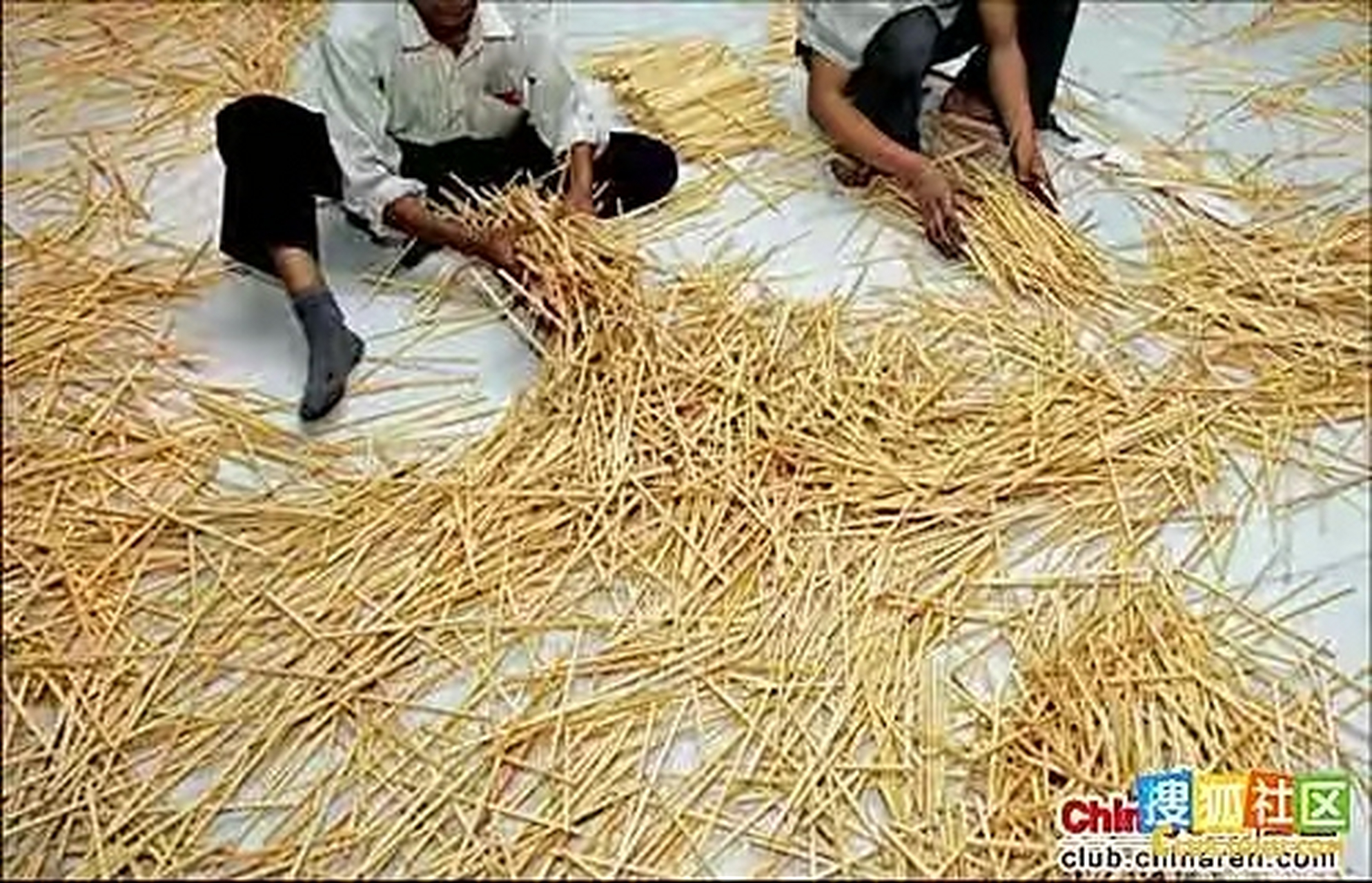 一次性筷子 一次性筷子原来这么脏,因为一次性快的价格低廉,市场占有