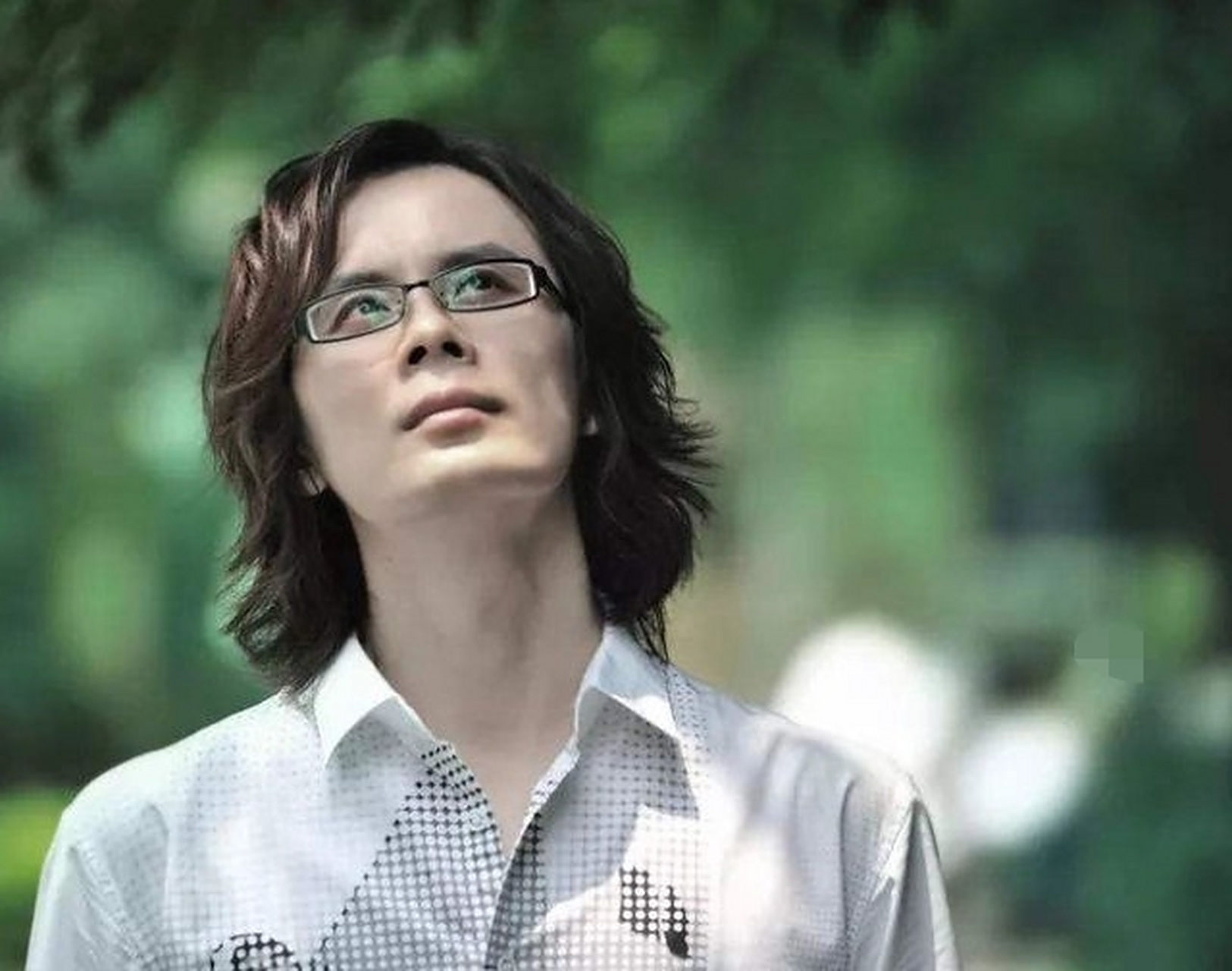 很多人说唐磊就是靠《丁香花》一首歌混日子,这好像也没错,因为他的确