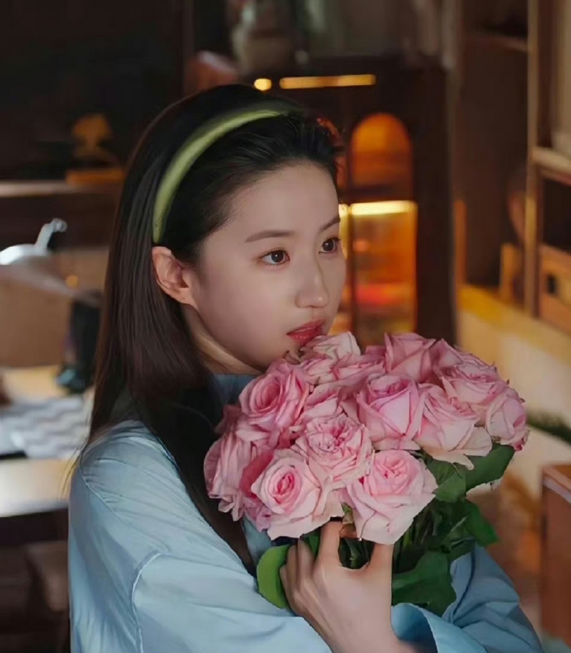 刘亦菲捧花照,好唯美,仙女姐姐~#刘亦菲# #热点# #美女