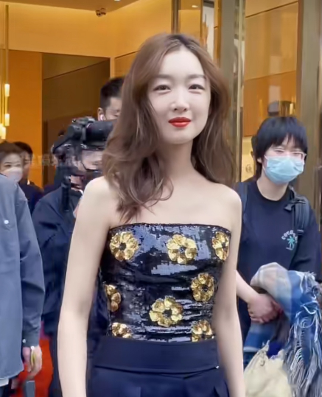 周冬雨长发造型温婉动人,你被惊艳到了吗