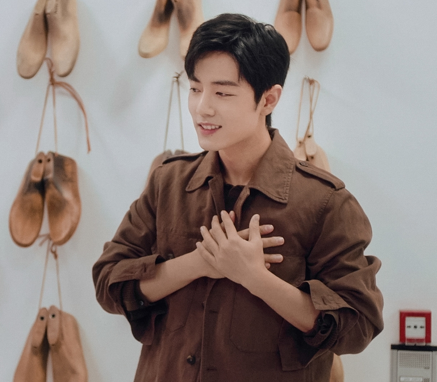 肖战tods纪录片#  看到这个双手捂胸,忽然想起19年过年那个物料