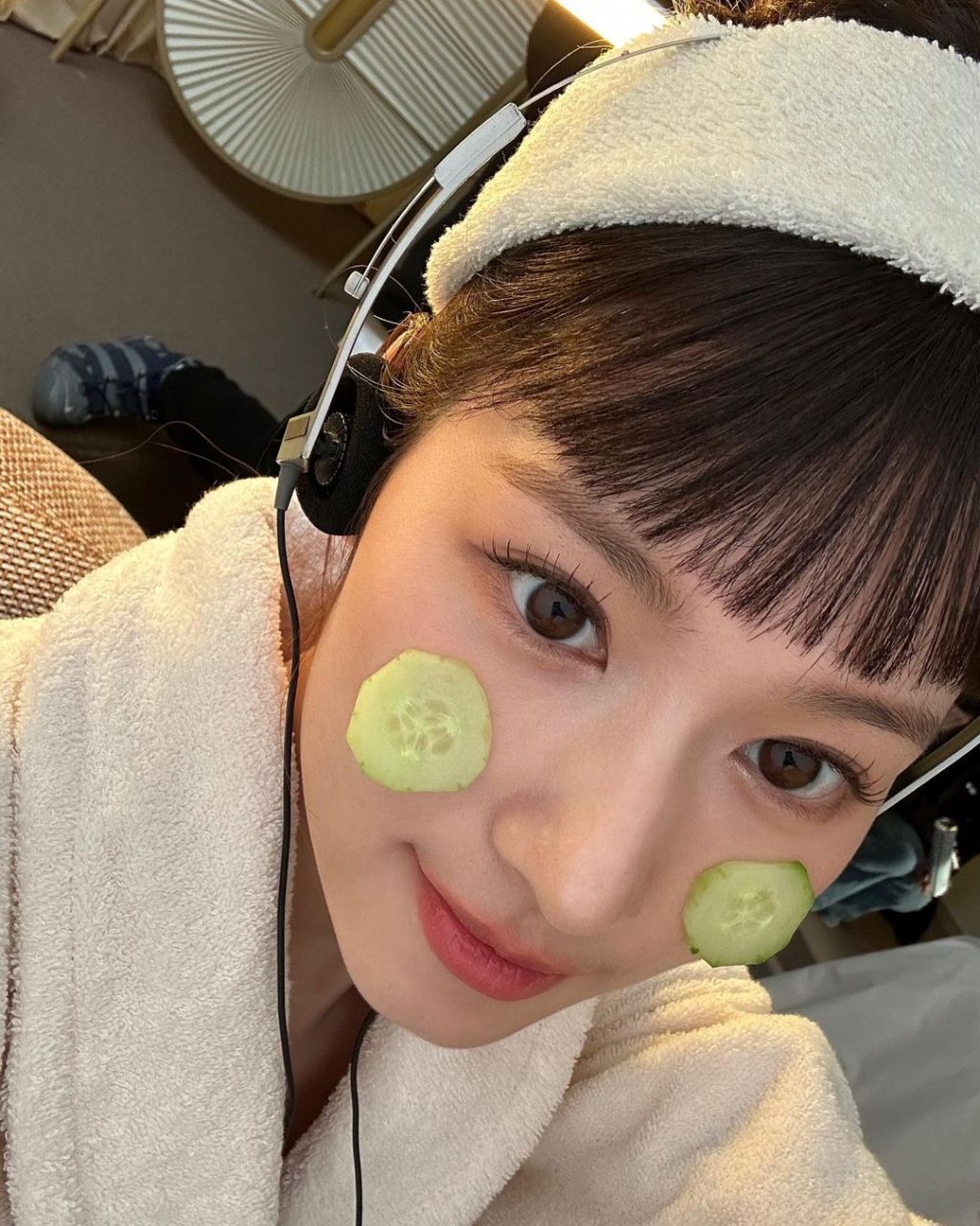 twice凑崎纱夏最新po照. 她身穿浴袍,扮可爱. 搞怪自拍了很多张.