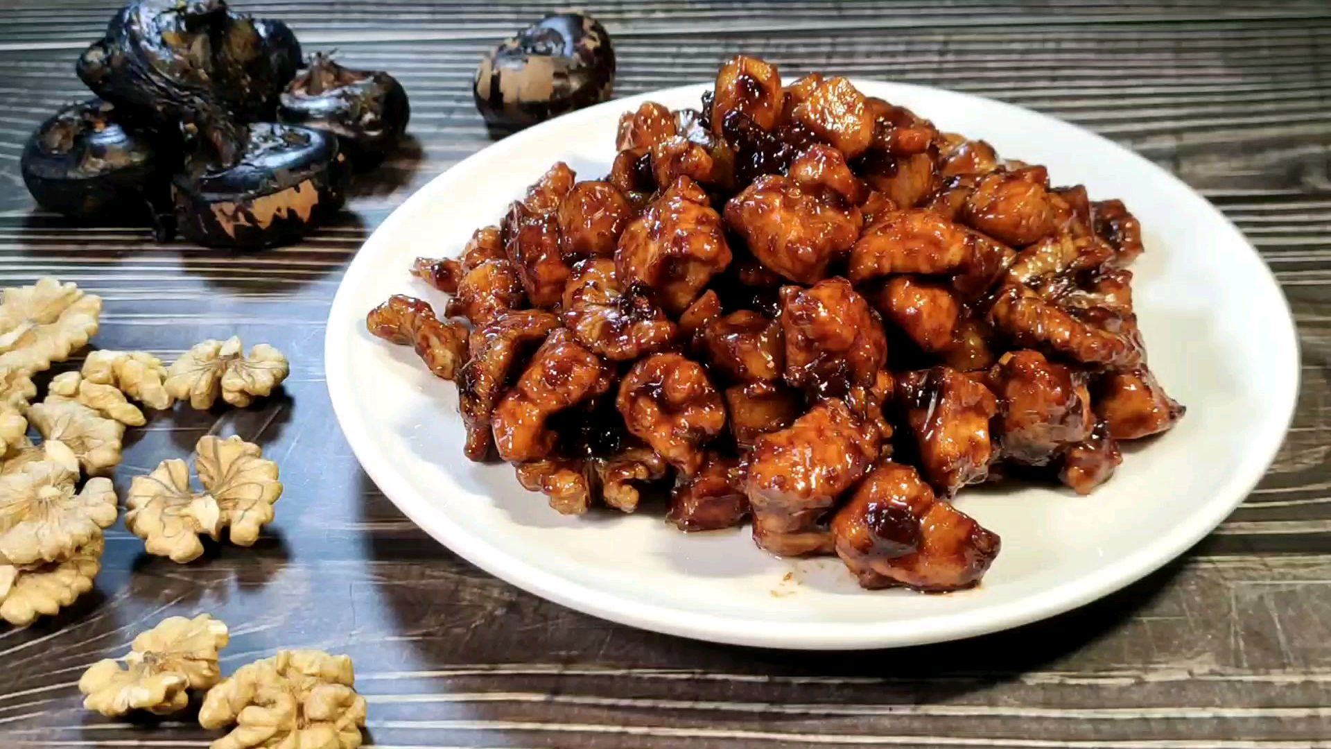 酱爆桃仁鸡丁,色泽枣红酱香浓郁口味咸甜