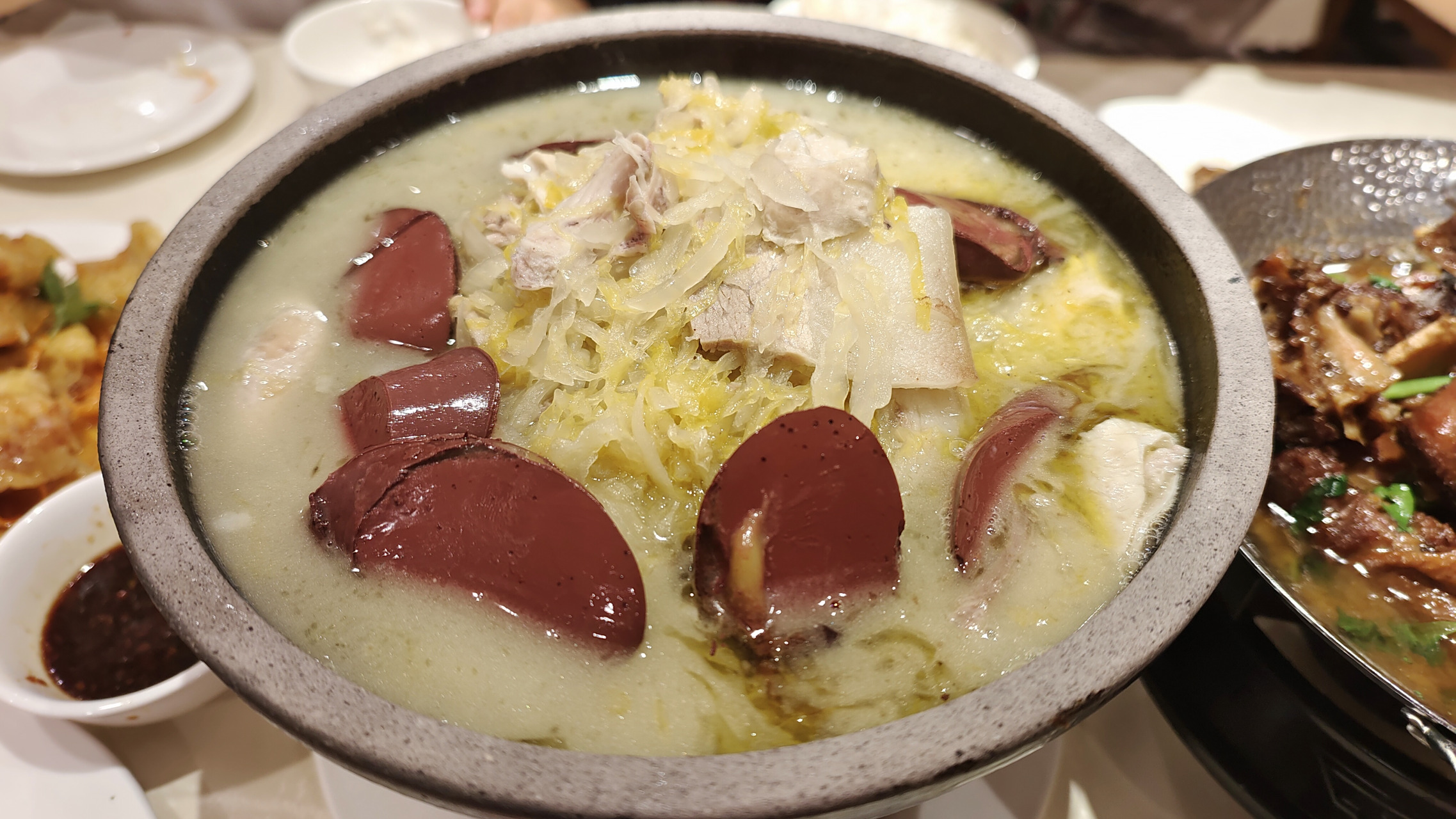 第一次这么吃东北的杀猪菜,酸菜,血肠,五花肉,大肠,还有啥忘了.