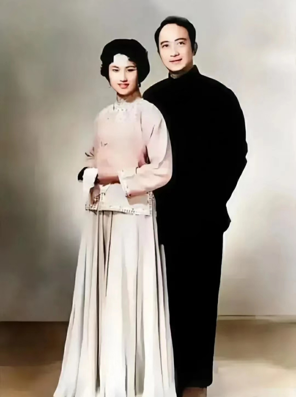 1962年,41岁的孙道临和36岁的王文娟的结婚照.他俩是头婚,是原配夫妇.