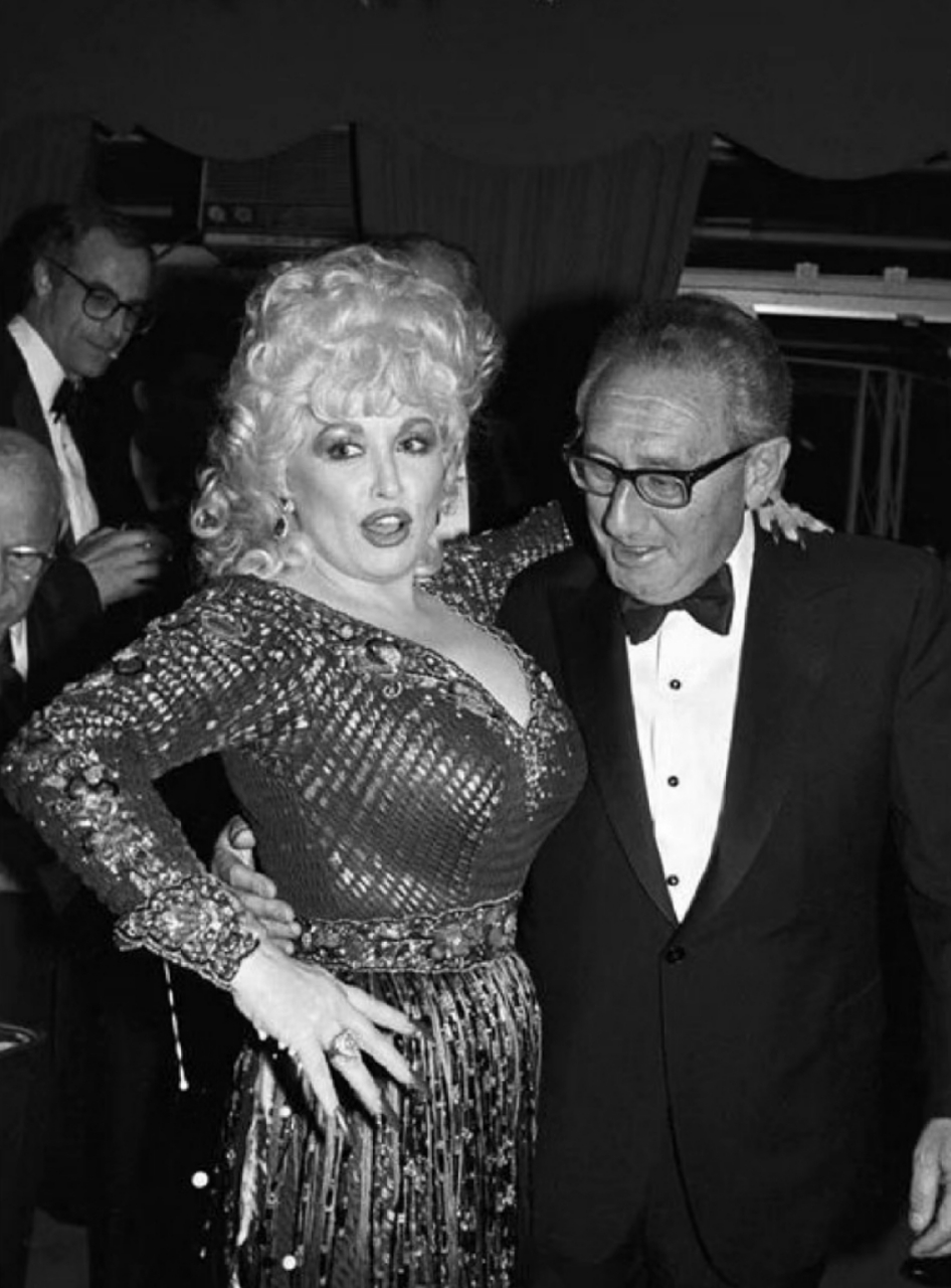 这个体形健硕的女人是美国传奇歌星多莉·帕顿.