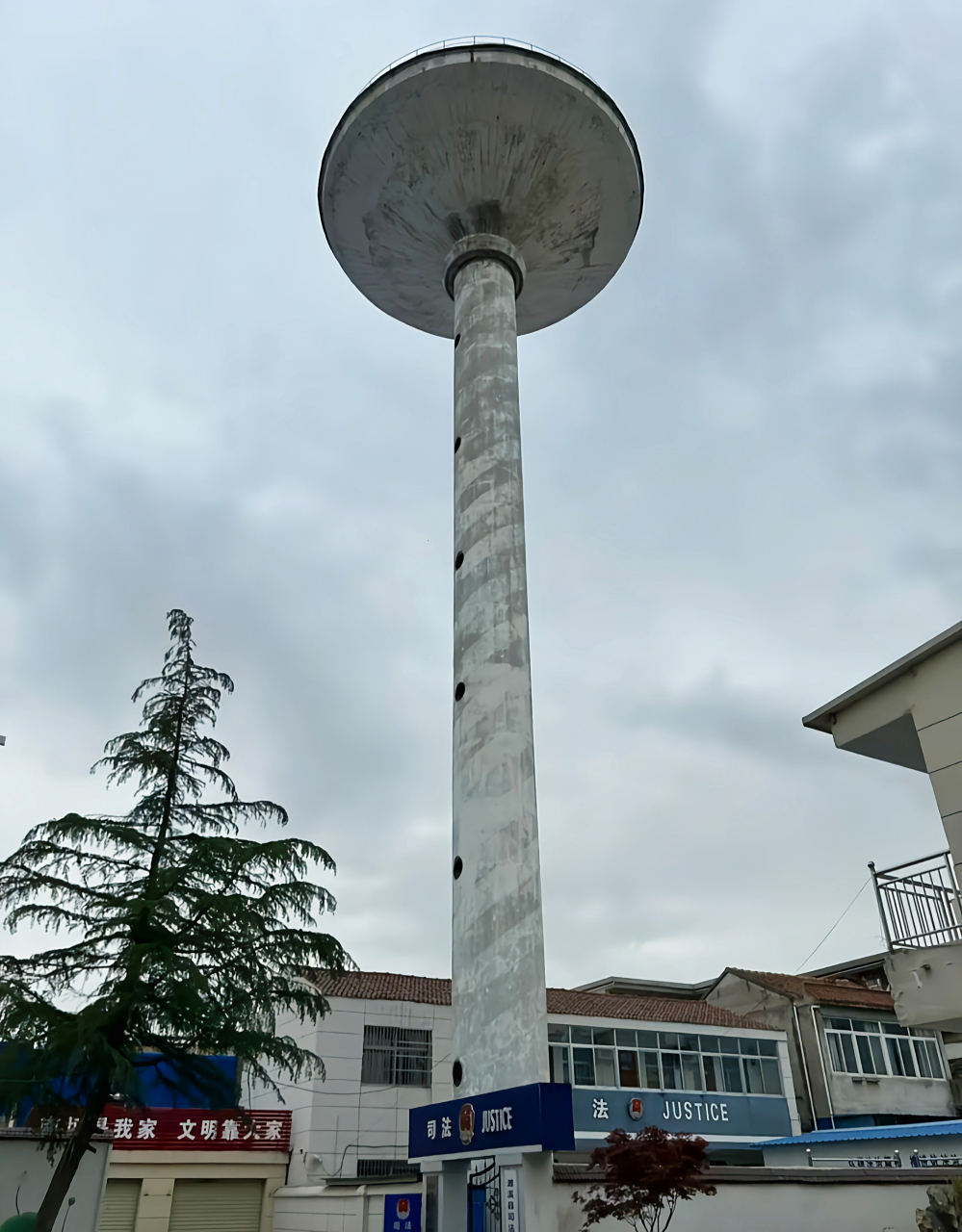 谁知道这个大柱子是做什么用的啊?难道说这就是传说中的"加林塔"吗?