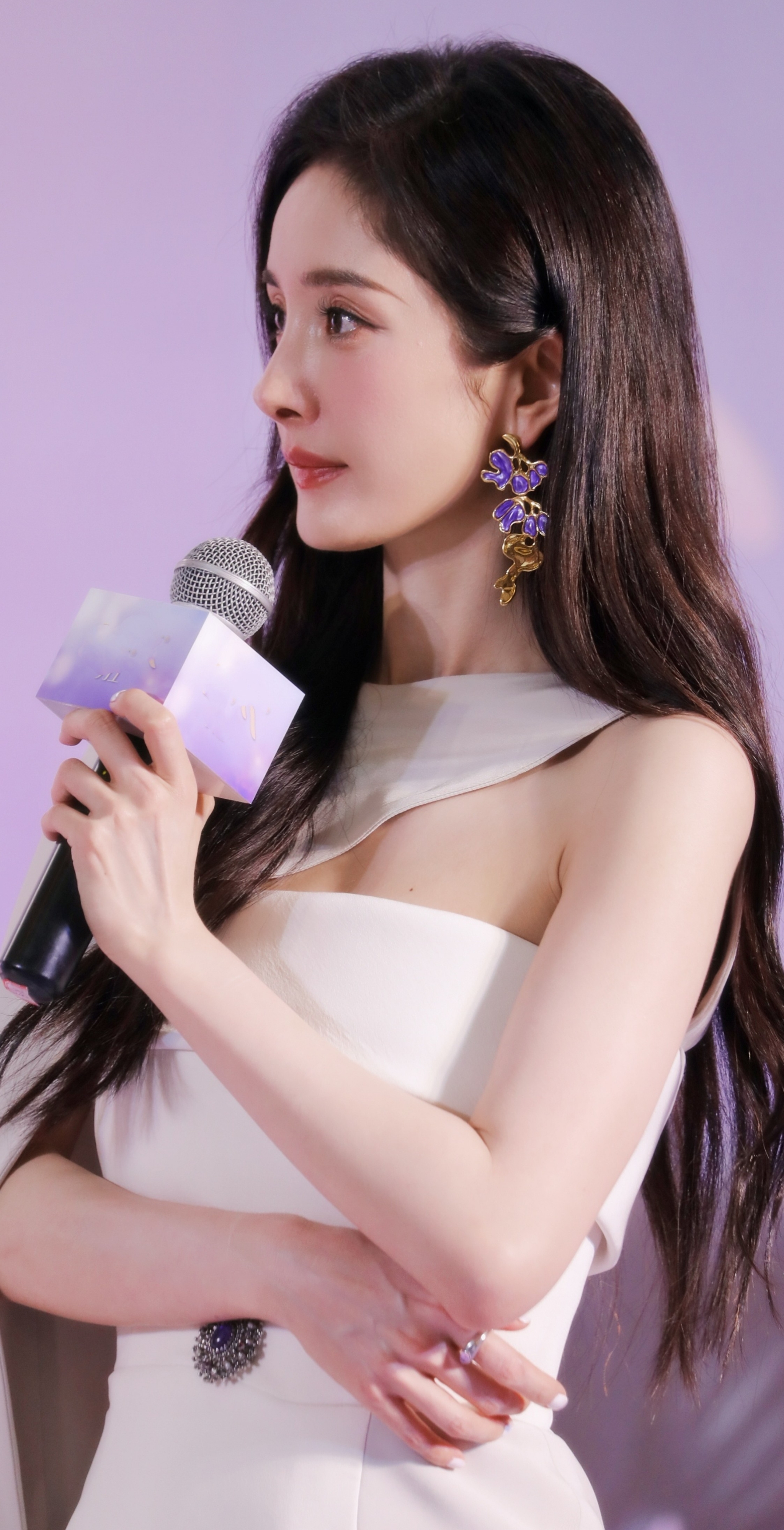 杨幂穿白裙可真美,纯洁高雅,明艳动人,美得不可方物!