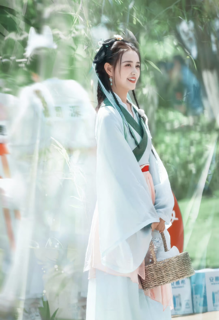 蒋依依# #奔跑吧# 蒋依依奔跑吧饭拍路透  好乖的依依 漂亮妹镁就