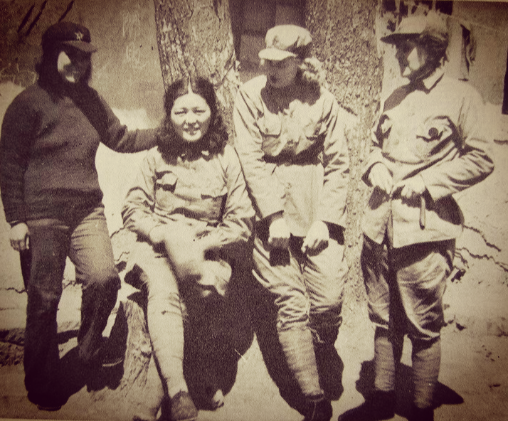 37年,吴莉莉等人的合影,她不愧是延安第一美女,真像大s