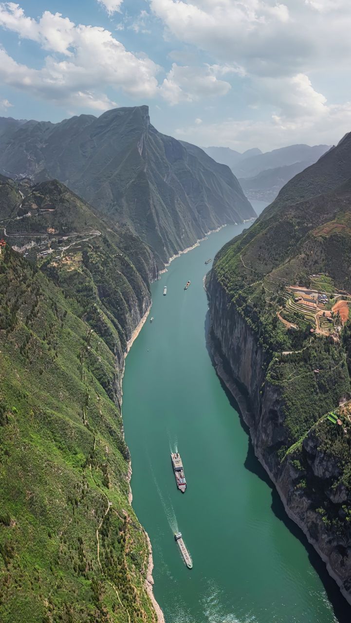 朝辞白帝彩云间,千里江陵一日还. 两岸猿声啼不住,轻舟已过万重山.