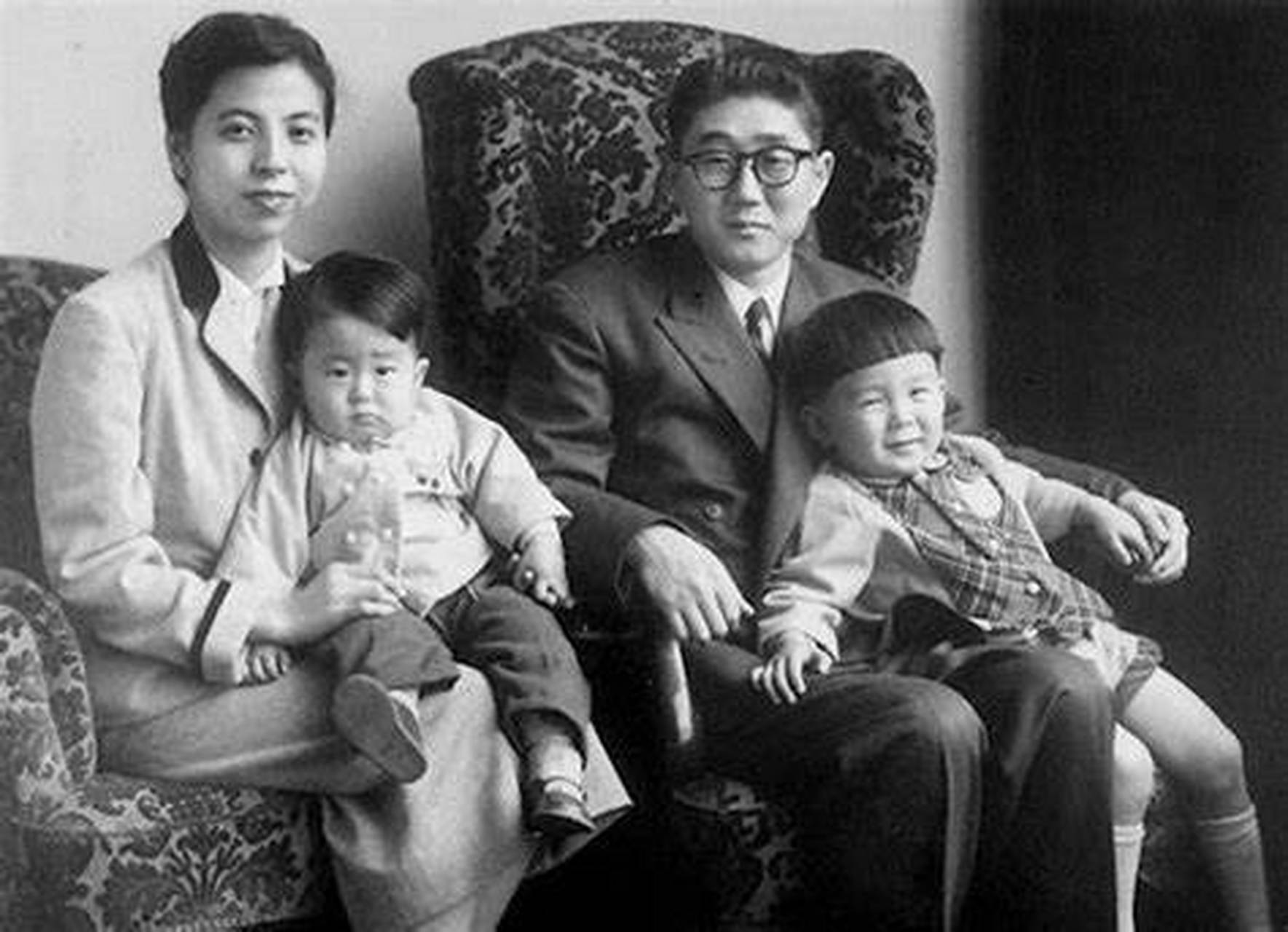 1957年,岸洋子与安倍晋三(左),安倍晋太郎与安倍宽信(右),一张罕见的
