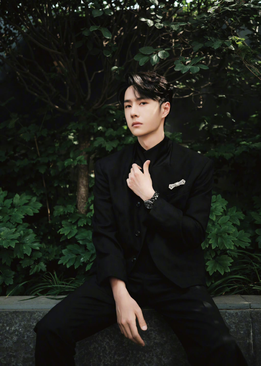 王一博华表奖颁奖典礼红毯造型,高腰剪裁的新中式立领西装,精致的刺绣