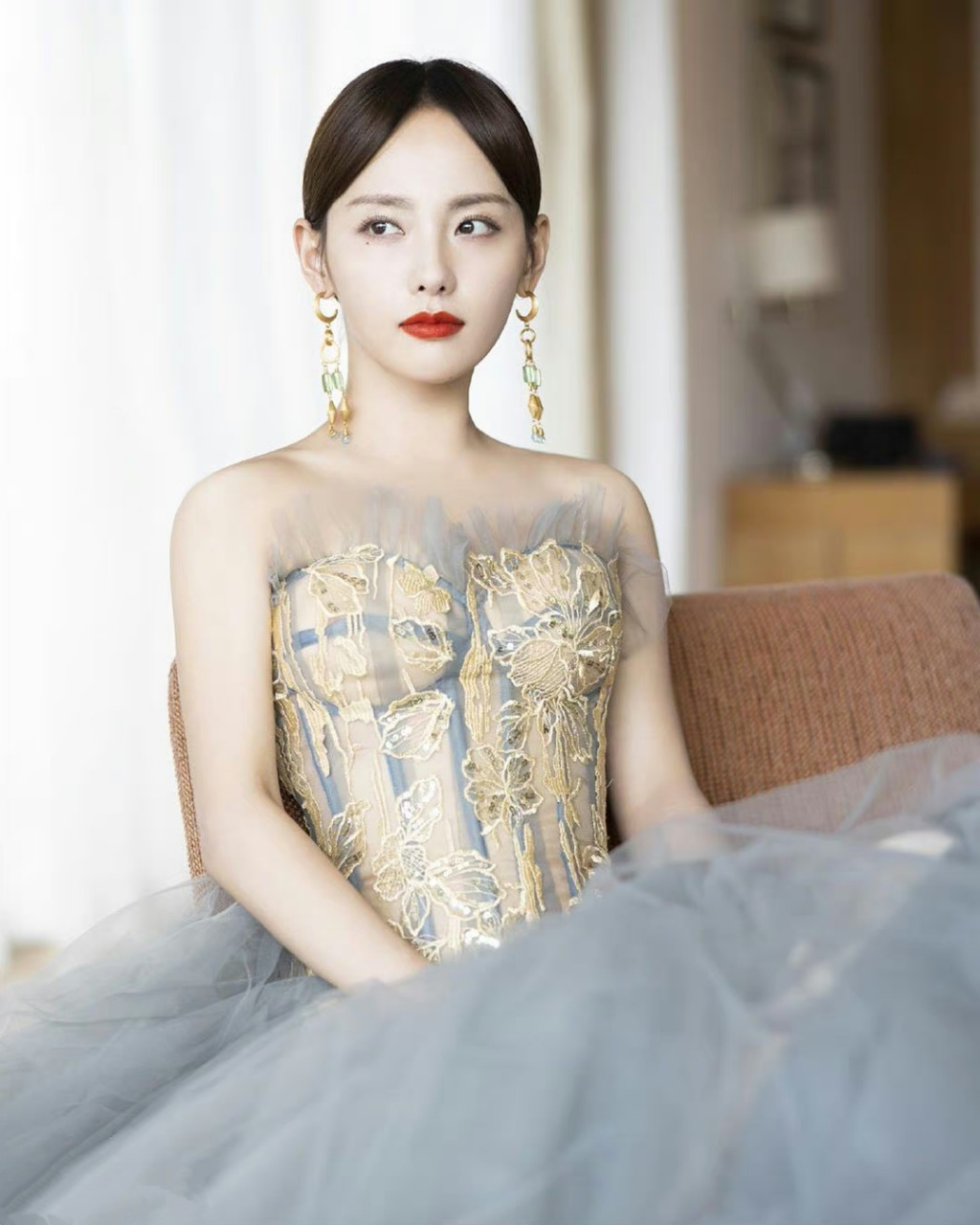 张嘉倪# 一袭层层叠叠的抹胸纱裙,肤白貌美的容颜,窈窕曼妙的身材