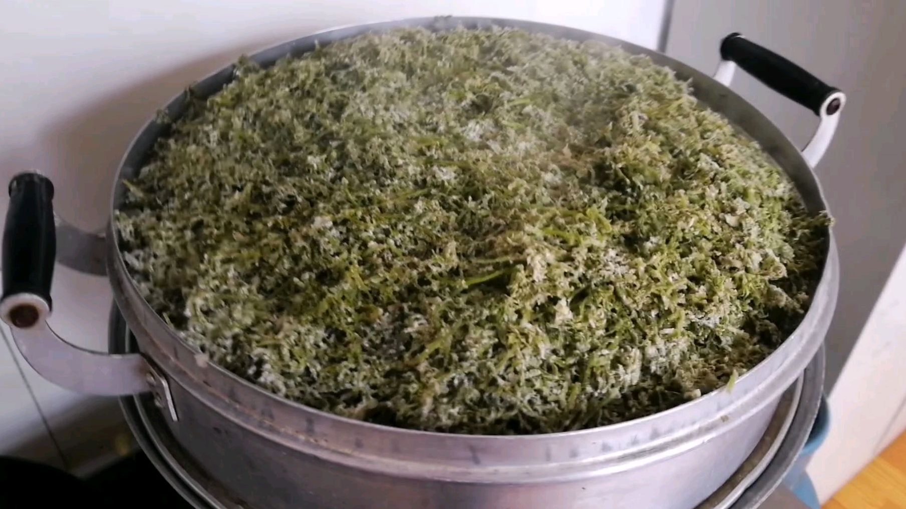 教你在家做蒸菜,比饭店做的还好吃,胡萝卜叶子别再扔了