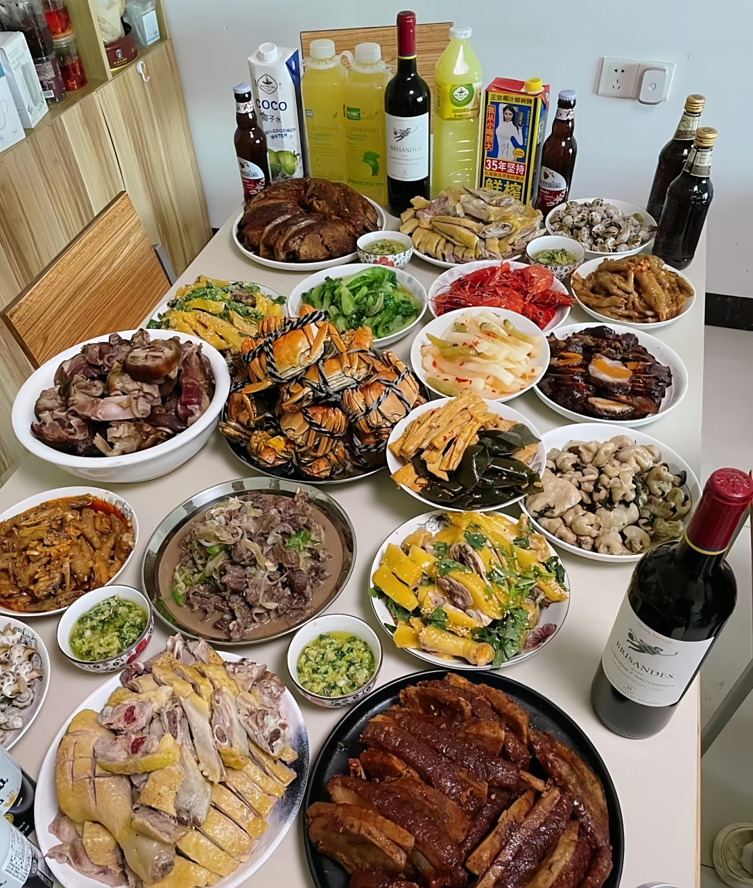 一桌丰盛大餐,这家人家难道不吃素菜的吗?