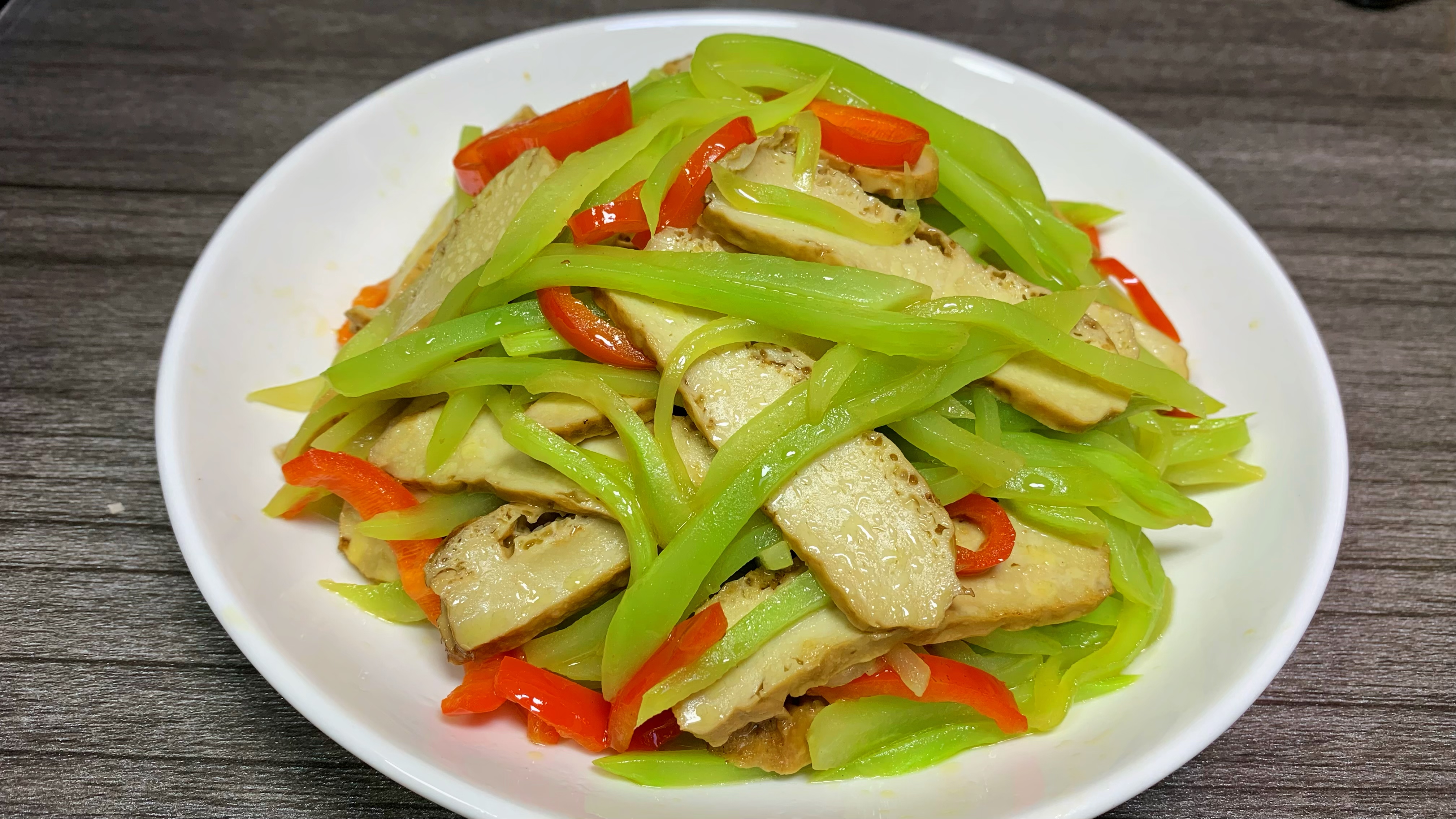 吃莴笋的季节,一道莴笋丝炒香干,口感清脆鲜香入味,好吃又下饭
