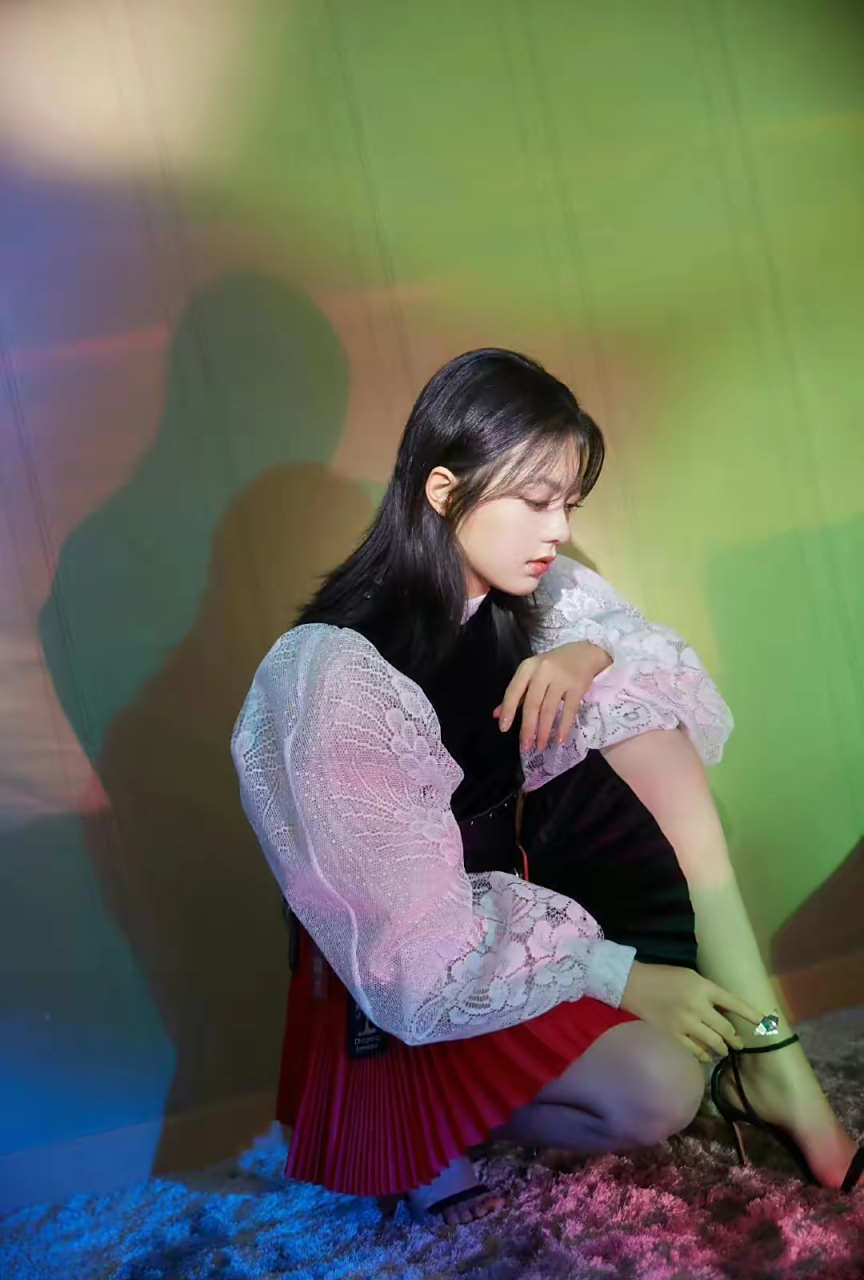 赵今麦黑白拼色刺绣镂空上衣配红色短裙,时尚性感辣妹风.