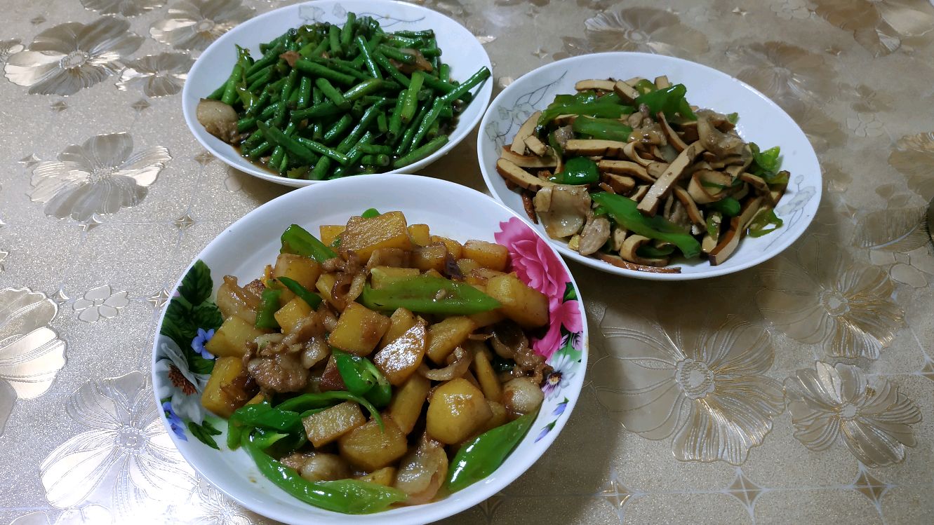 土豆烧肉,酱干炒肉,豆角炒肉,都是家常菜,下饭
