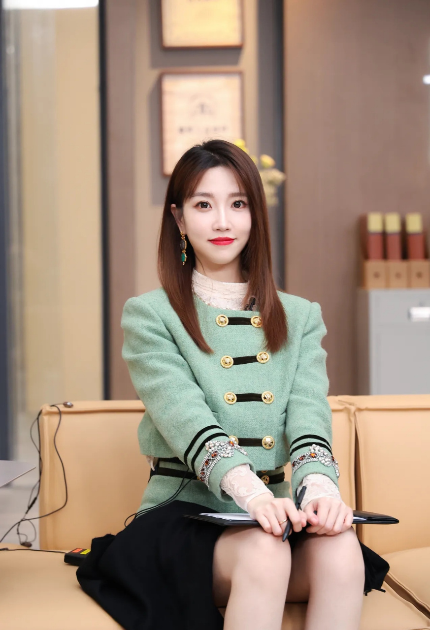 美女主持人张纯烨,长腿纤细笔直,坐姿真的好优雅.