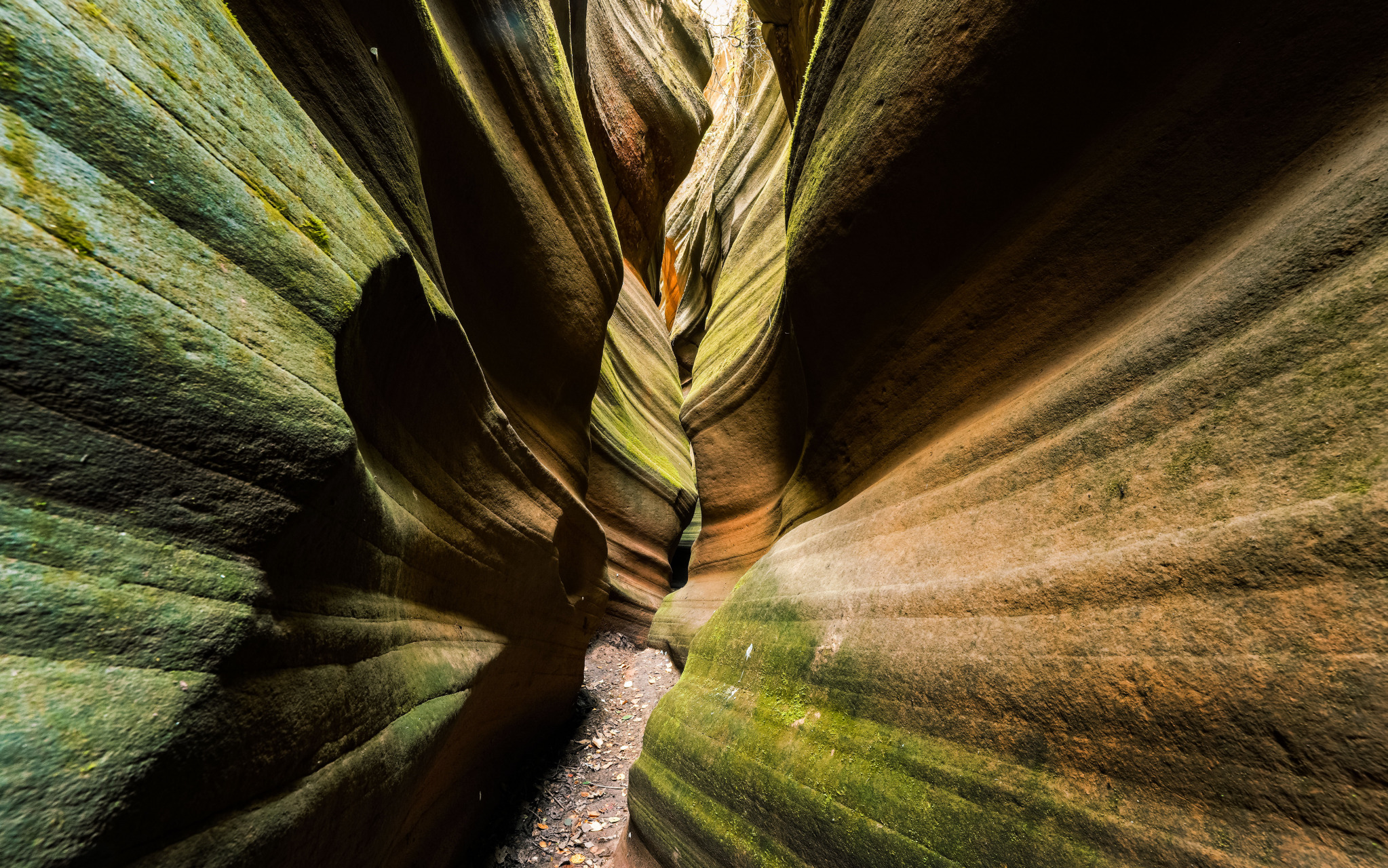 甘泉大峡谷,为红砂岩地质,历经千百年的风沙切割和流水溶蚀,冲刷而成