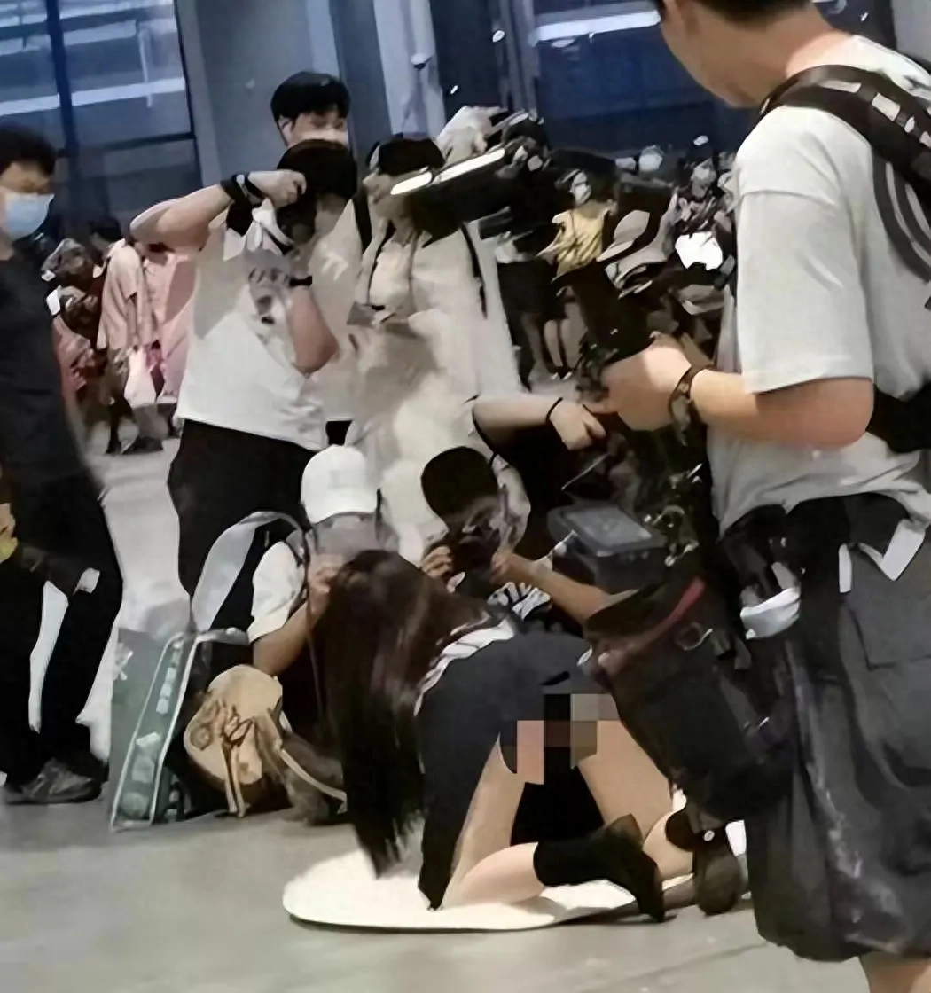 "不穿内裤"无底线,"卖弄姿态"辣眼睛,真空漫展与道德碰撞!